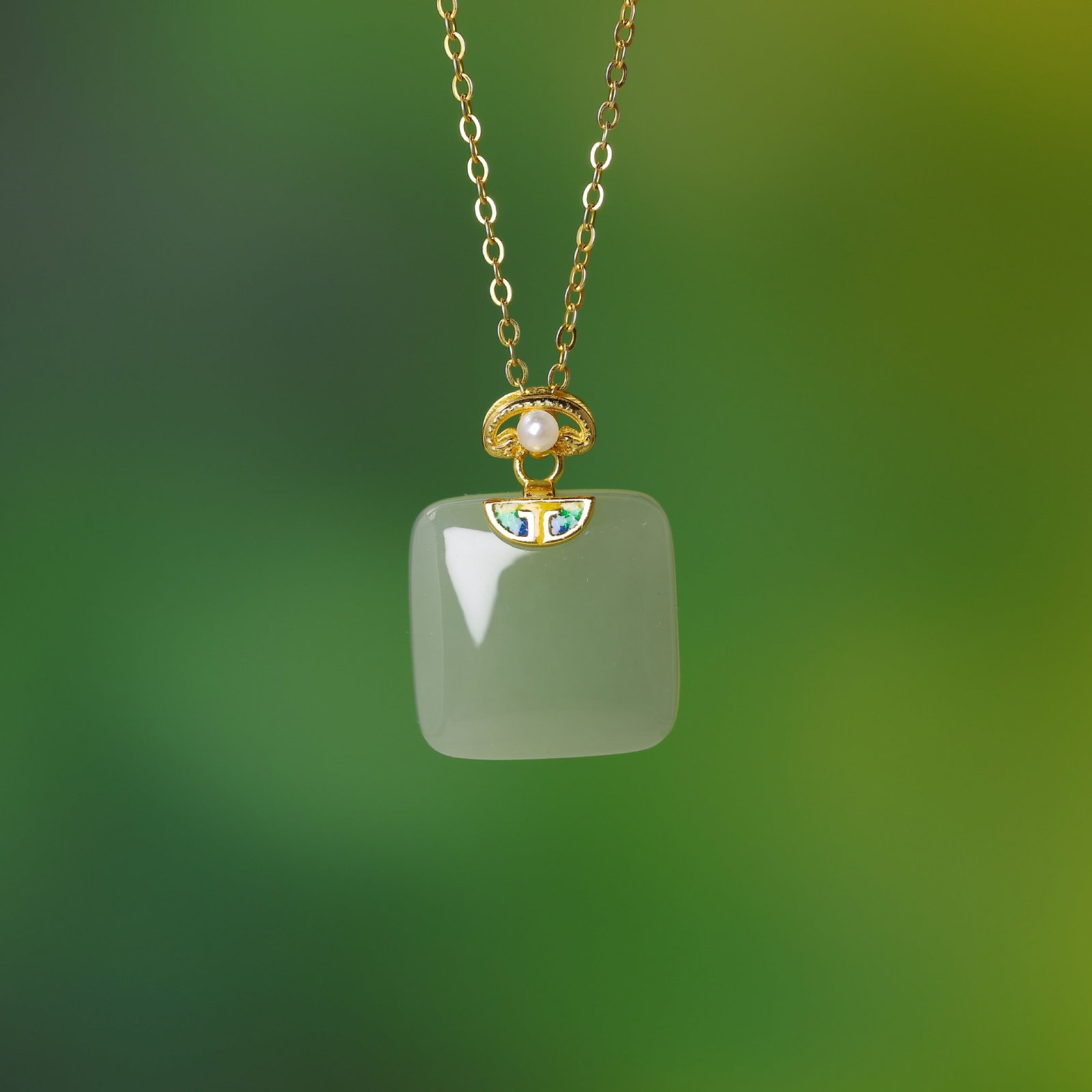 An Exquisite Sterling Silver-Gold Plated Inlaid Greenish Jade Pendant,Inlaid Pearls: An Exquisite Sterling Silver-Gold Plated Inlaid Greenish Jade Pendant,Inlaid Pearls,Size:15mmx15mm