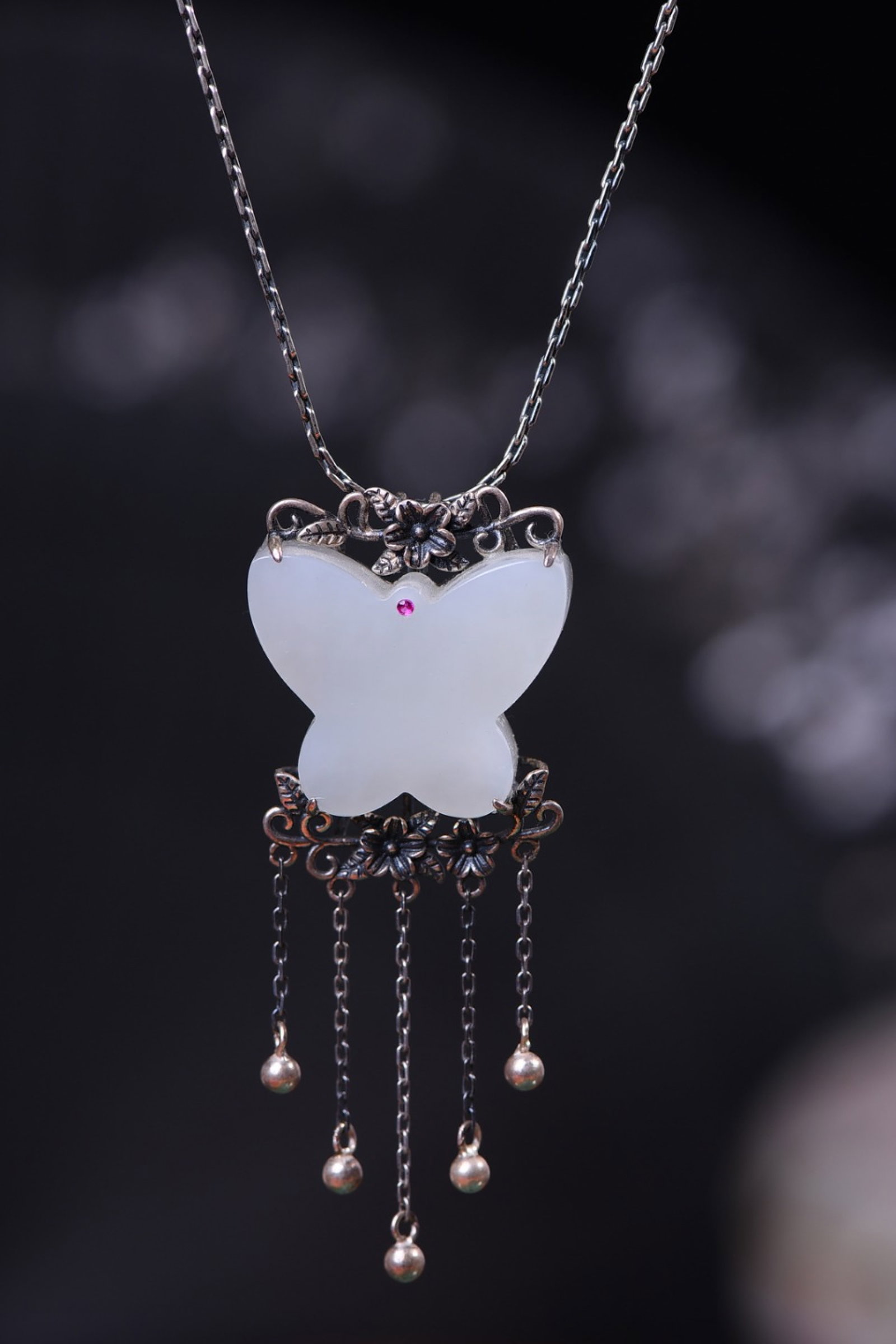 An Exquisite Sterling Silver Inlaid White Jade Pendant: An Exquisite Sterling Silver Inlaid White Jade Pendant,Size:20mmx24mm 纯银镶白玉吊坠