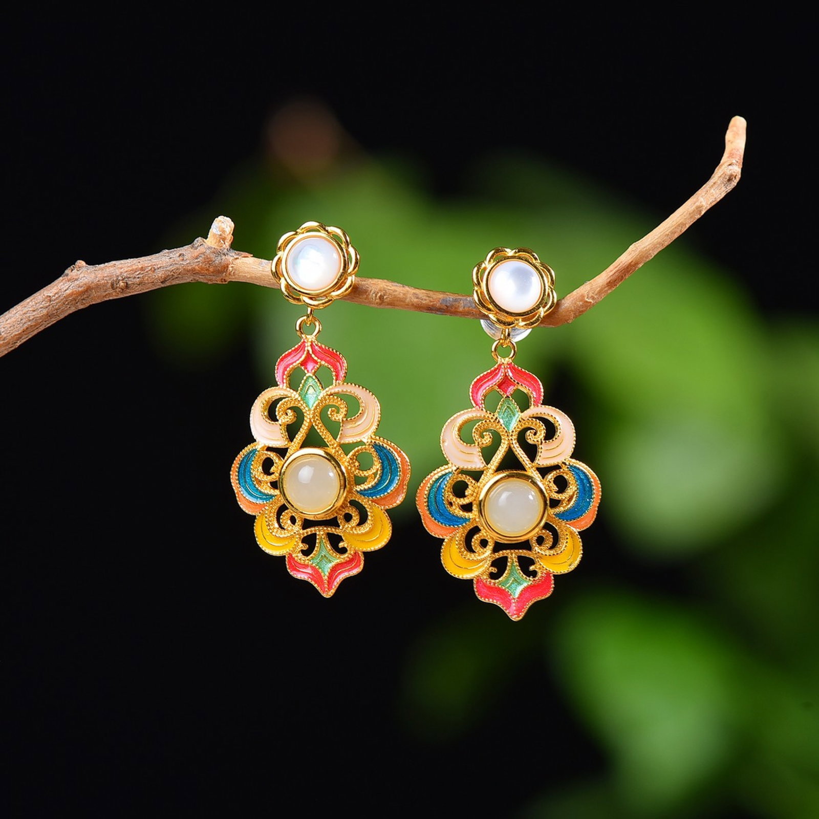 A Pair of Exquisite Sterling Silver-Gold Plated Inlaid White Jade Enamel Earrings: A Pair of Exquisite Sterling Silver-Gold Plated Inlaid White Jade Enamel Earrings,Size:5mmx5mm 一对纯银镀金镶白玉珐琅耳环
