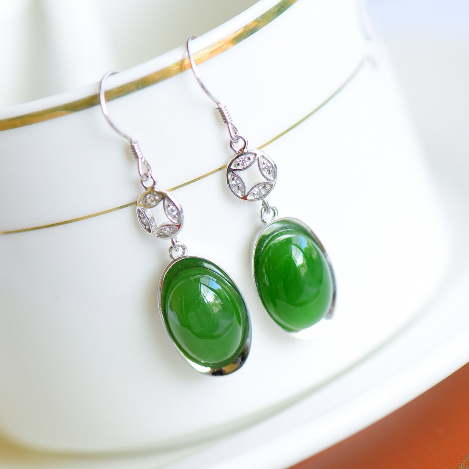 A Pair of Exquisite Sterling Silver Inlaid Jasper Earrings: A Pair of Exquisite Sterling Silver Inlaid Jasper Earrings,Size:10mmx14mm 一对纯银镶碧玉耳环