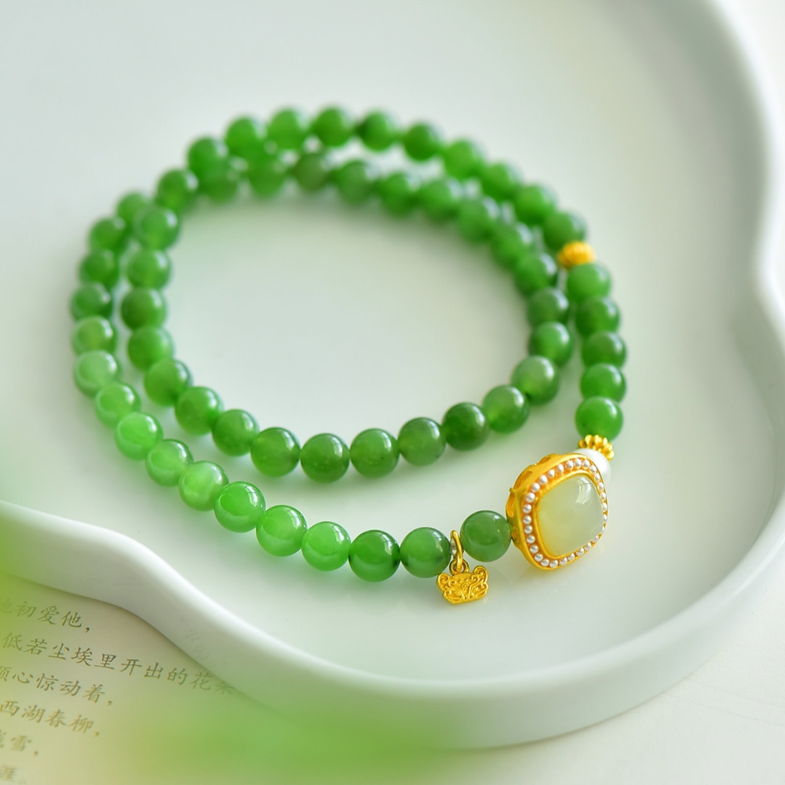 An Exquisite Jasper Bracelets: An Exquisite Jasper Bracelets,Size:6mm 寓意:『幸福归来和等待爱情的到来』 碧玉手串