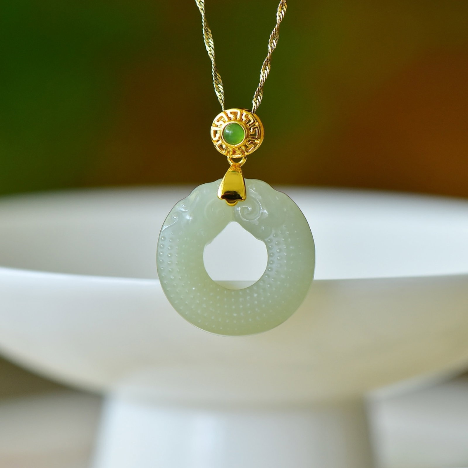 An Exquisite Sterling Silver-Gold Plated Inlaid Sapphire Pendant: An Exquisite Sterling Silver-Gold Plated Inlaid Sapphire Pendant Size:25mmx25mm 纯银镀金镶青玉吊坠