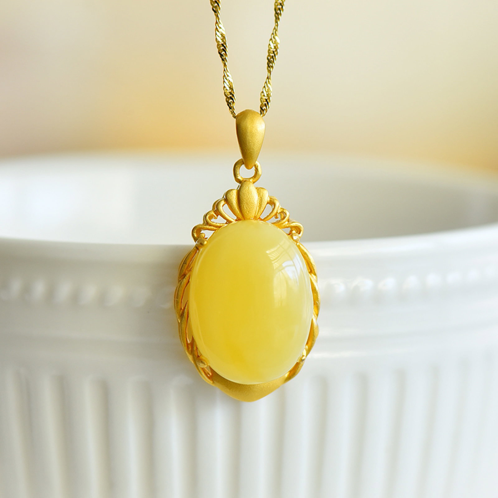An Exquisite Sterling Silver-Gold Plated Inlaid Amber Pendant: An Exquisite Sterling Silver-Gold Plated Inlaid Amber Pendant,Size:15mmx20mm 纯银镀金镶琥珀吊坠