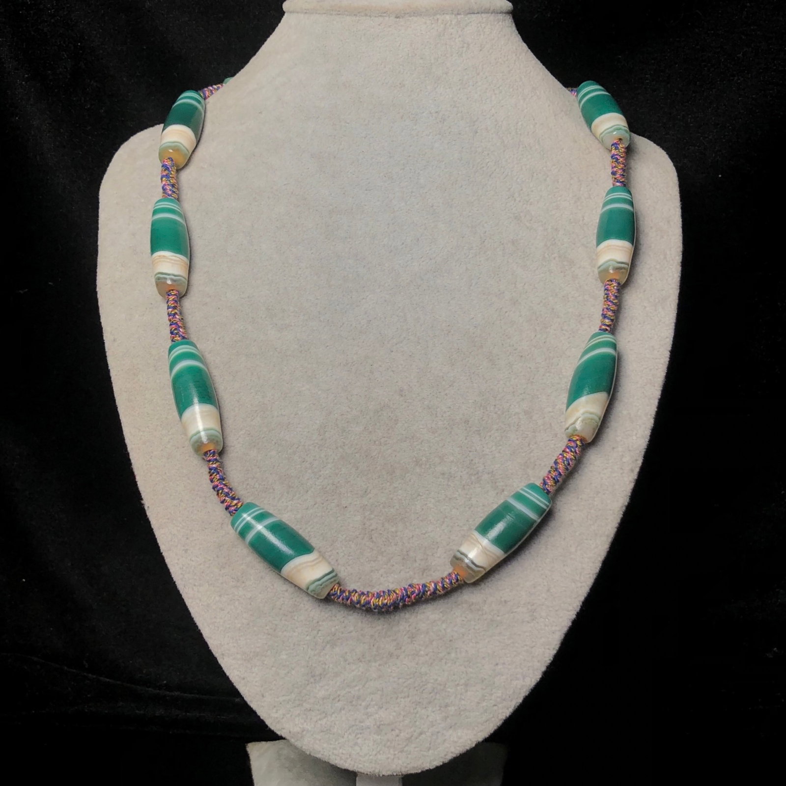 An Exquisite Agate Necklace - 9