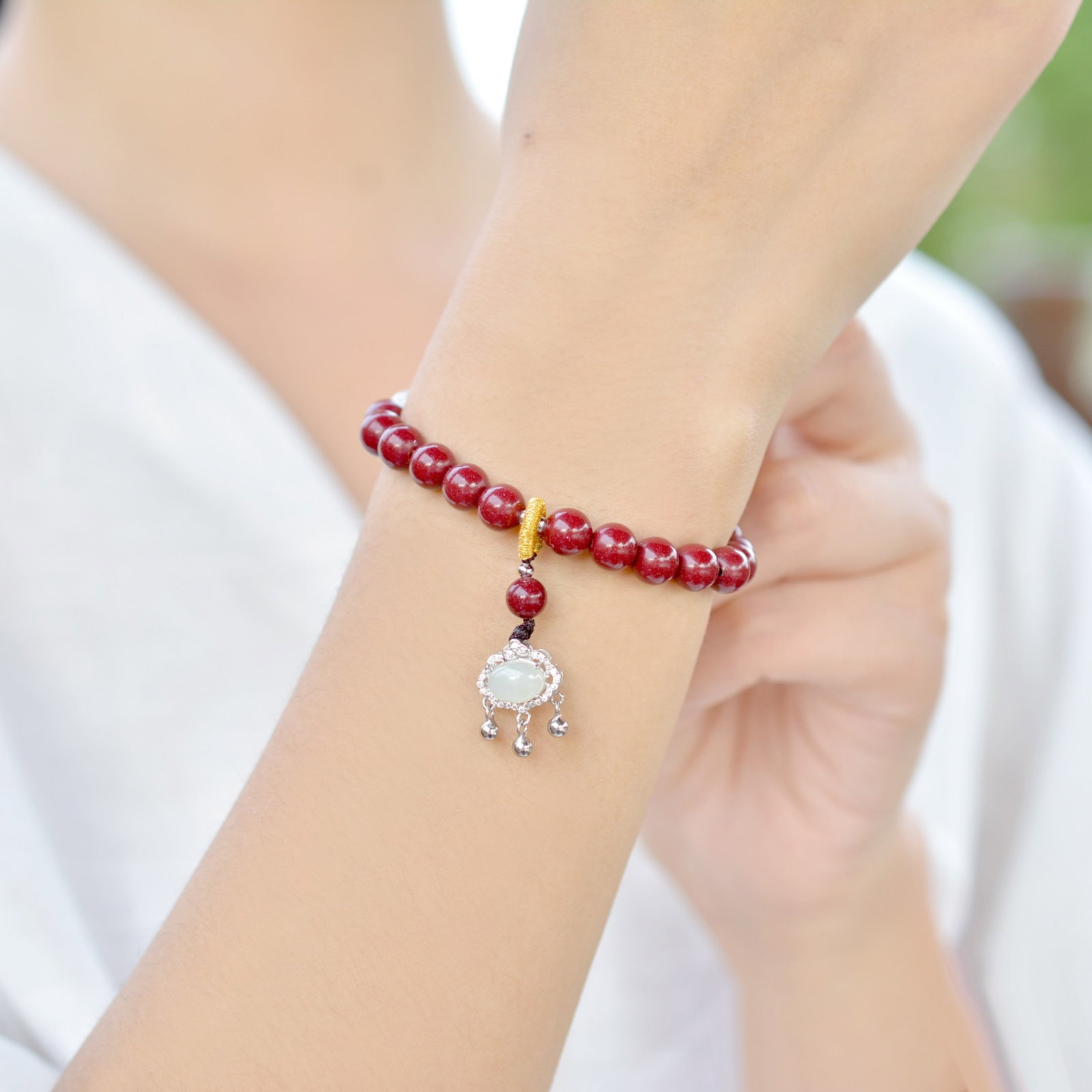 An Exquisite Cinnabar Bracelets,Inlaid White Jade: An Exquisite Cinnabar Bracelets,Inlaid White Jade,Size:7mmx7mm (寓意)吉祥招财喜庆、驱邪避凶 朱砂手ߑ