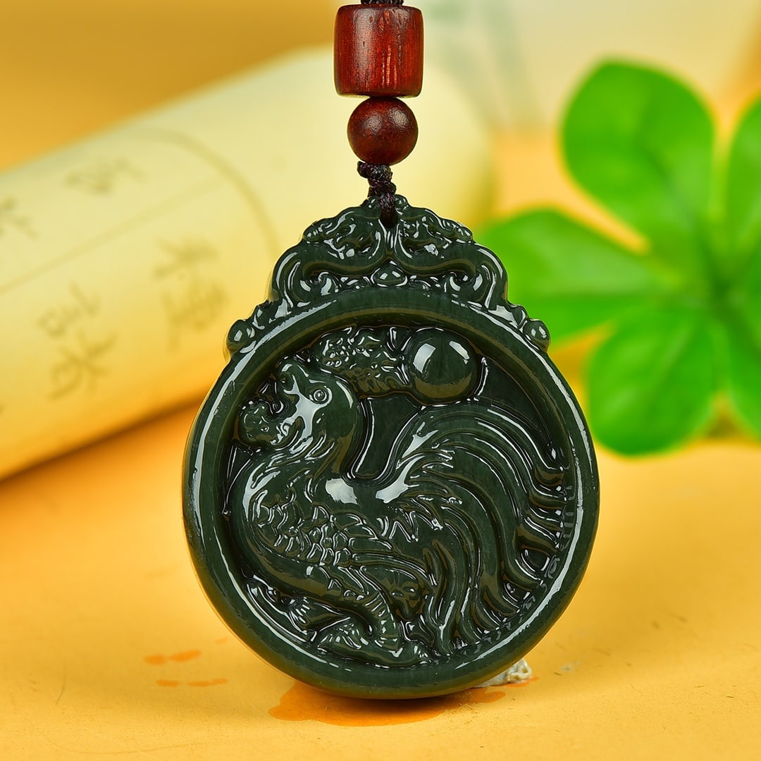 An Exquisite Sapphire Rooster Pattern Pendant: An Exquisite Sapphire Rooster Pattern Pendant,Size:27mmx46mm 寓意:寓意大吉大利