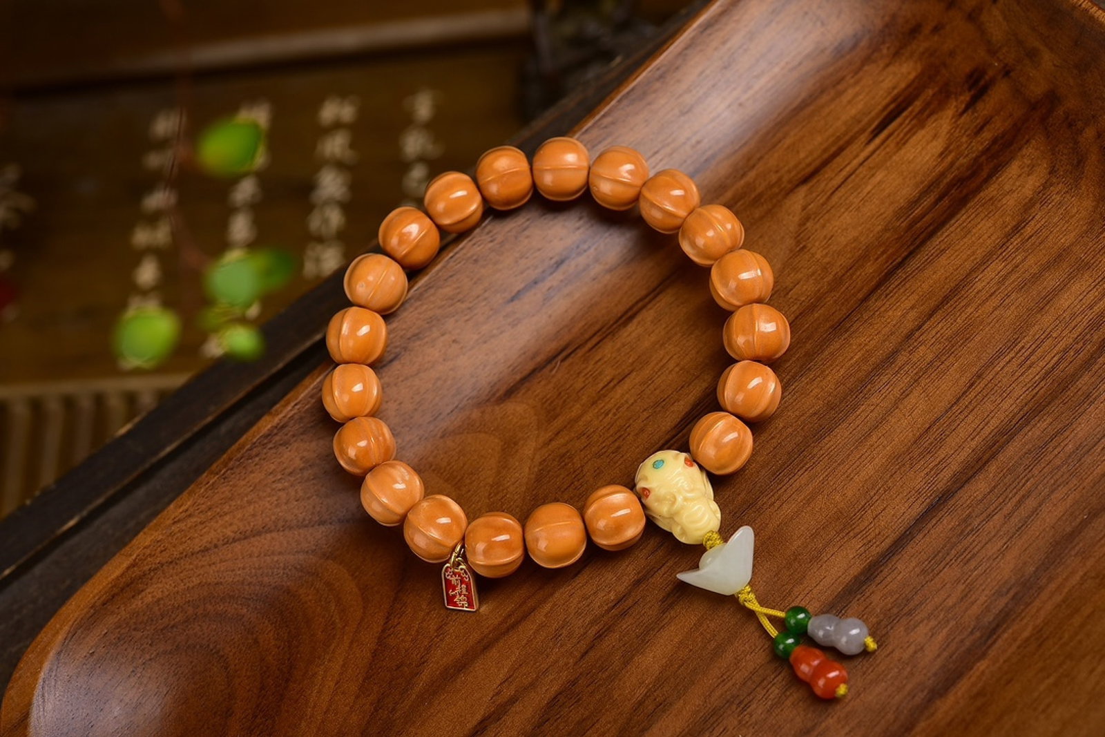 An Exquisite Bracelets,With White Jade: An Exquisite Bracelets,With White Jade,Size:12mm,Weight:22g 手串,配白玉