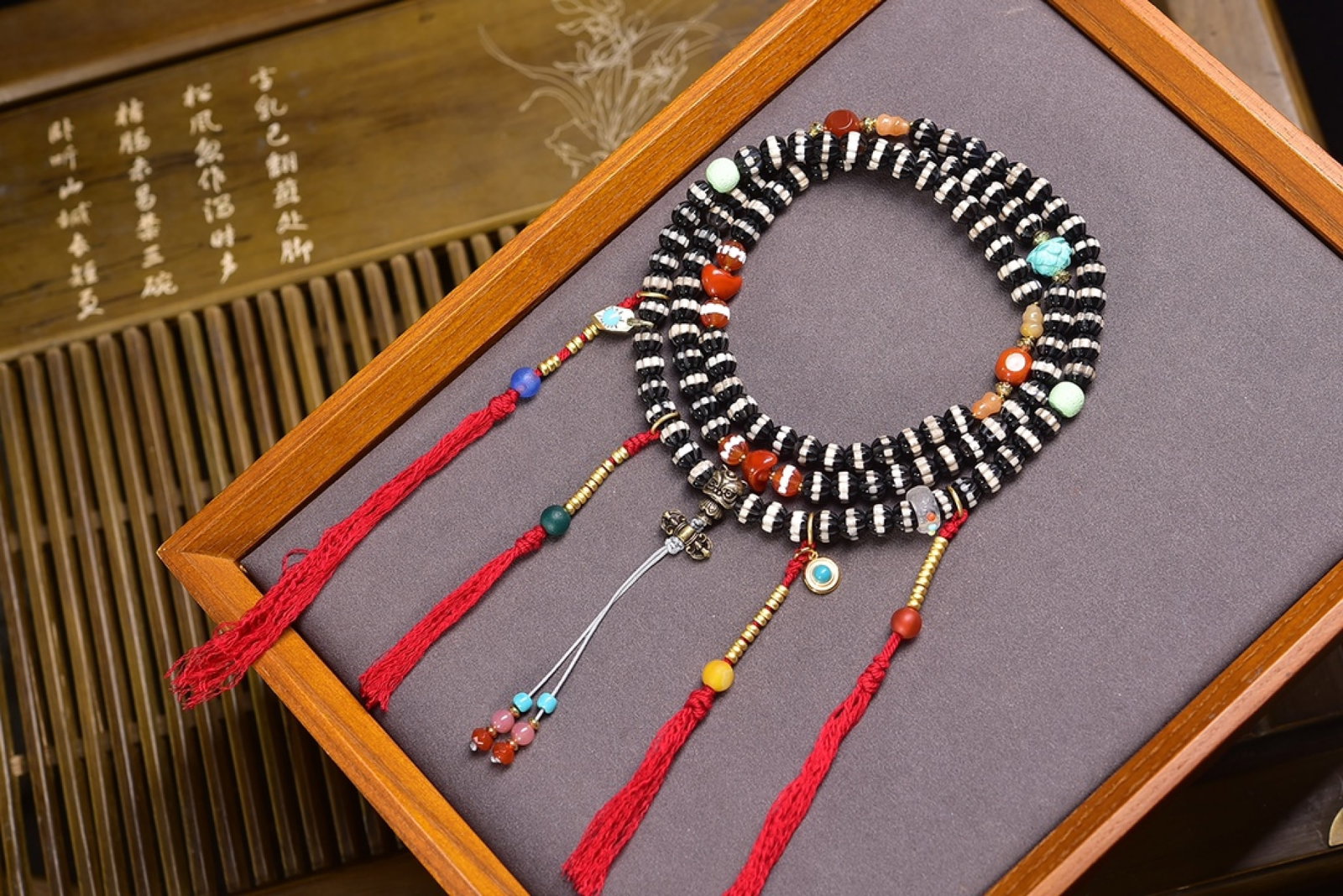 An Exquisite Dzi Bead Bracelets (1 of 6)