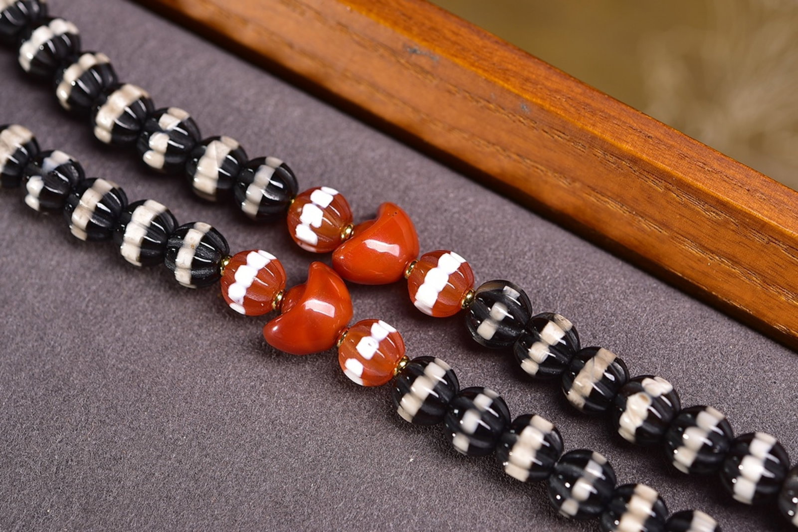 An Exquisite Dzi Bead Bracelets - 3