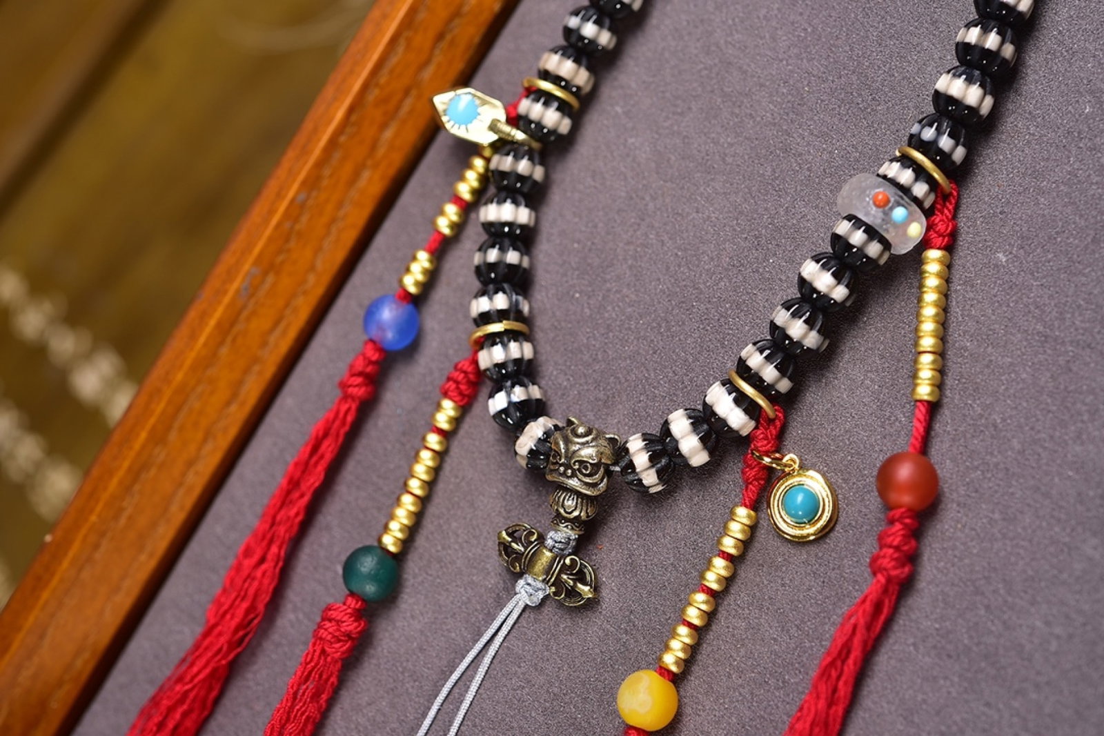 An Exquisite Dzi Bead Bracelets - 4