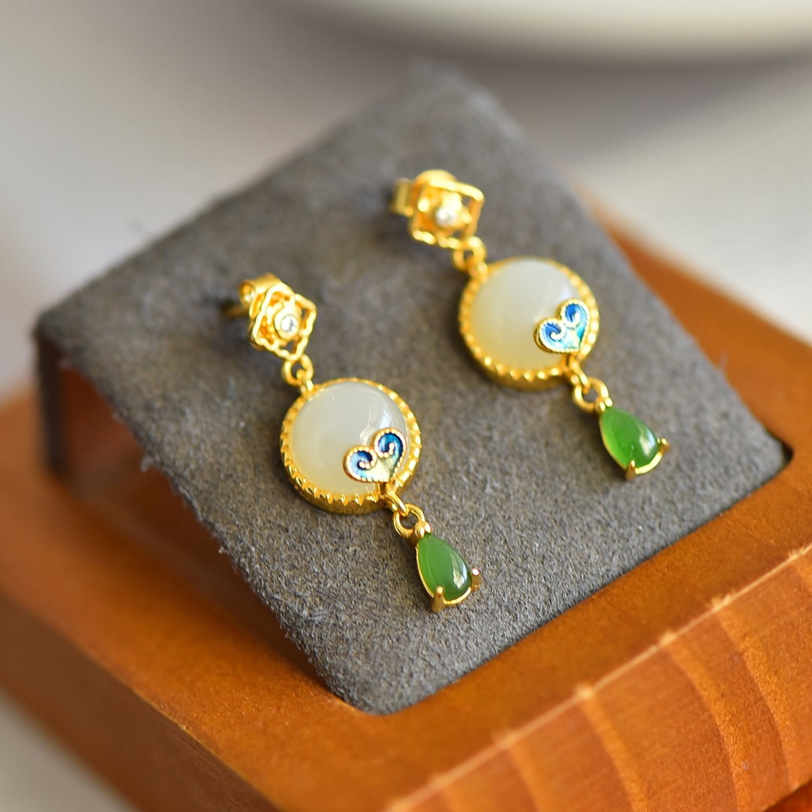 A Pair of Exquisite Sterling Silver-Gold Plated Inlaid White Jade Enamel Earrings: A Pair of Exquisite Sterling Silver-Gold Plated Inlaid White Jade Enamel Earrings,Size:8mmx8mm 一对纯银镀金镶白玉珐琅耳环