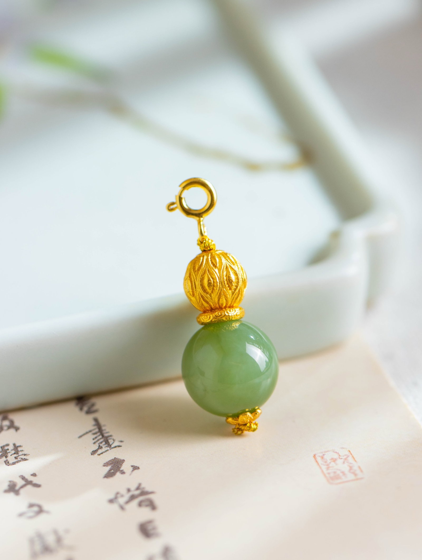 An Exquisite Sterling Silver-Gold Plated Inlaid Jasper Pendant: An Exquisite Sterling Silver-Gold Plated Inlaid Jasper Pendant 纯银镀金镶碧玉吊坠