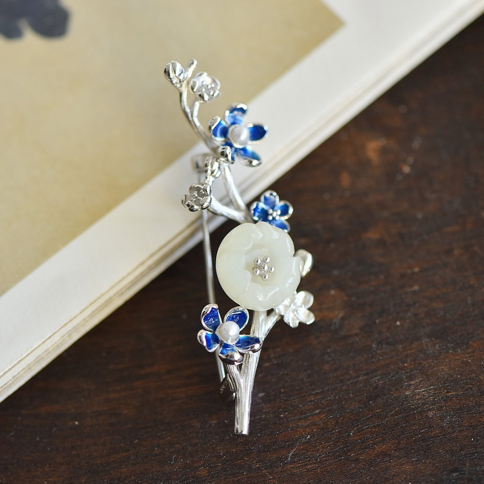 An Exquisite Sterling Silver Inlaid White Jade Brooch,Inlaid Pearls: An Exquisite Sterling Silver Inlaid White Jade Brooch,Inlaid Pearls 纯银镶白玉胸针,嵌珍珠