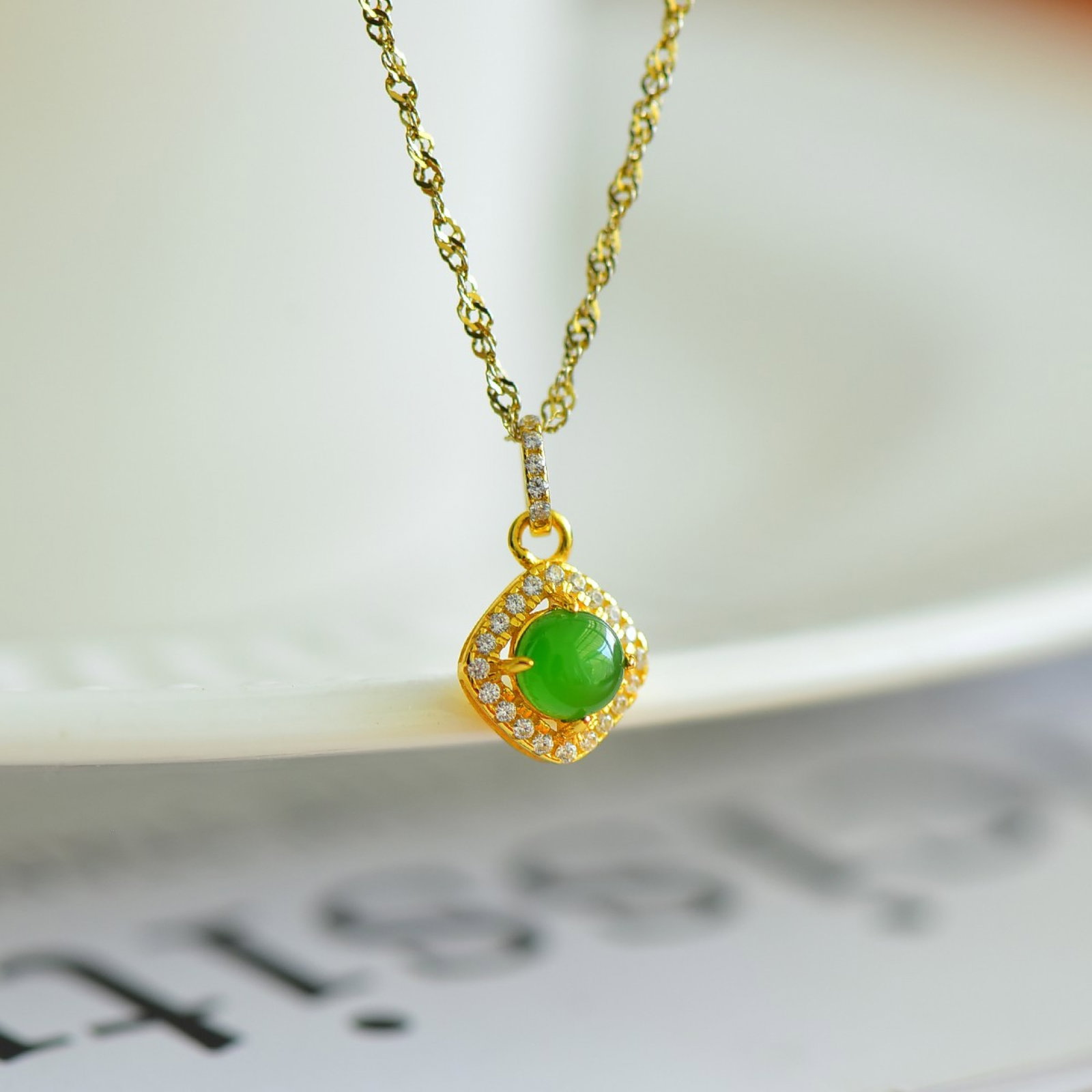 An Exquisite Sterling Silver-Gold Plated Inlaid Jasper Pendant,Inlaid Diamond: An Exquisite Sterling Silver-Gold Plated Inlaid Jasper Pendant,Inlaid Diamond,Size:5mmx5mm 纯银镀金镶碧玉吊坠,嵌钻石
