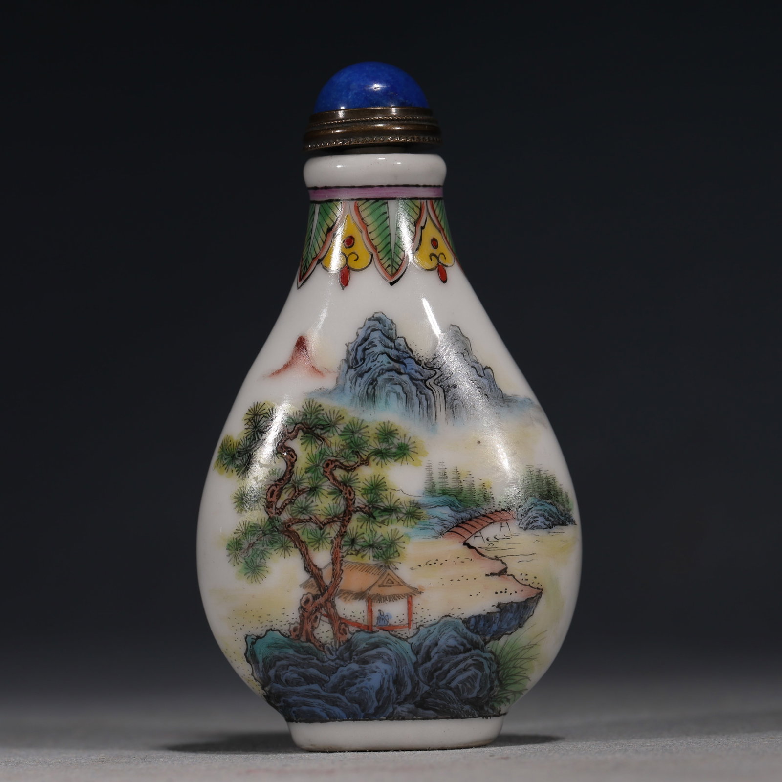 An Exquisite Famille Rose Yuhuchun-Shaped Snuff Bottle With Landscape Pattern: An Exquisite Famille Rose Yuhuchun-Shaped Snuff Bottle With Landscape Pattern,China,Qing Dynasty,Qianlong Mark,Dimensions:3.1inx1.6in,粉彩山水纹玉壶春&#