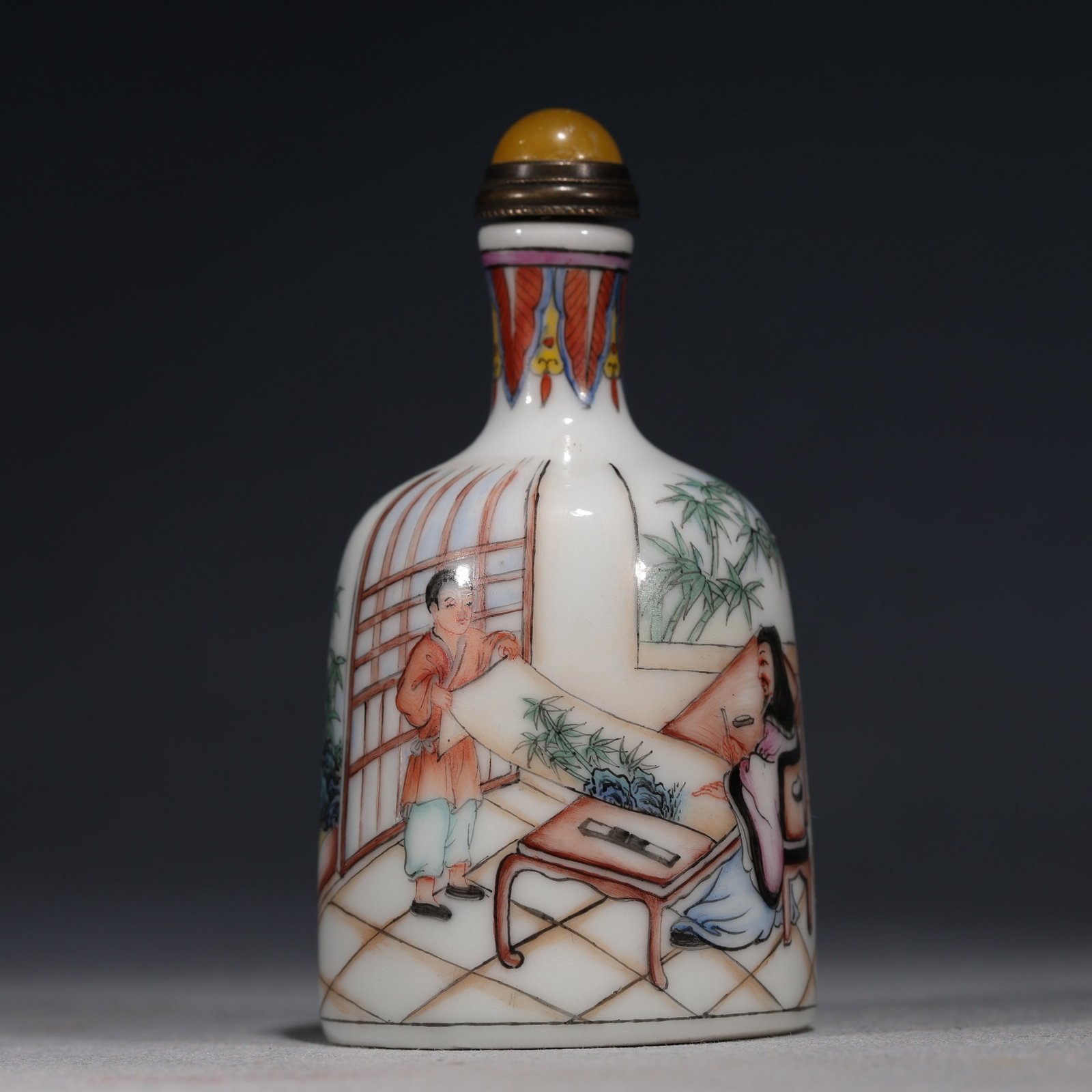 An Exquisite Famille Rose Snuff Bottle With Figure Story Pattern: An Exquisite Famille Rose Snuff Bottle With Figure Story Pattern,China,Qing Dynasty,Four-Character Qianlong Mark,Dimensions:3.1inx1.6in,粉彩人物故事纹鼻