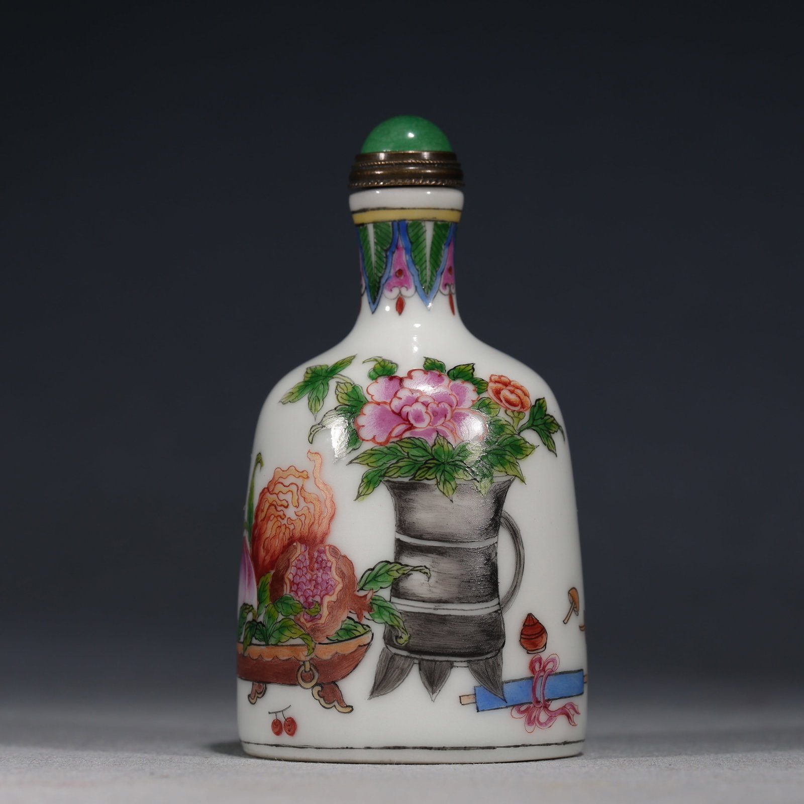 An Exquisite Famille Rose Snuff Bottle With Three Abundances Pattern: An Exquisite Famille Rose Snuff Bottle With Three Abundances Pattern,China,Qing Dynasty,Four-Character Qianlong Mark,Dimensions:3.1inx1.6in,粉彩三多纹鼻烟