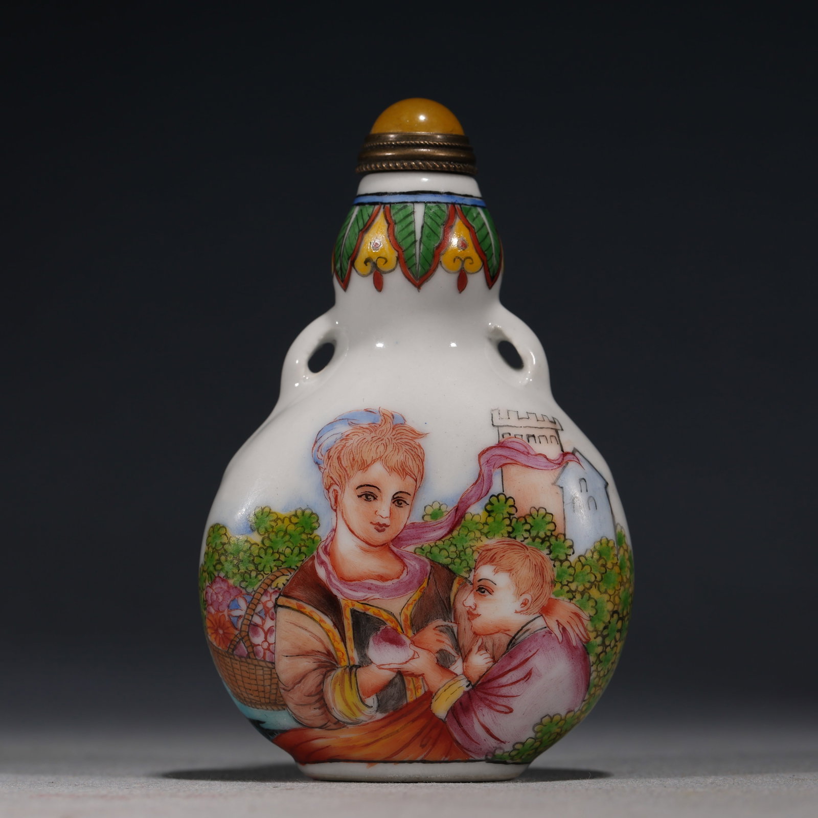 An Exquisite Enamel Gourd-Shaped Snuff Bottle With Western Figure Pattern: An Exquisite Enamel Gourd-Shaped Snuff Bottle With Western Figure Pattern,China,Qing Dynasty,Four-Character Qianlong Mark,Dimensions:3.1inx2in,珐琅彩西洋人物&