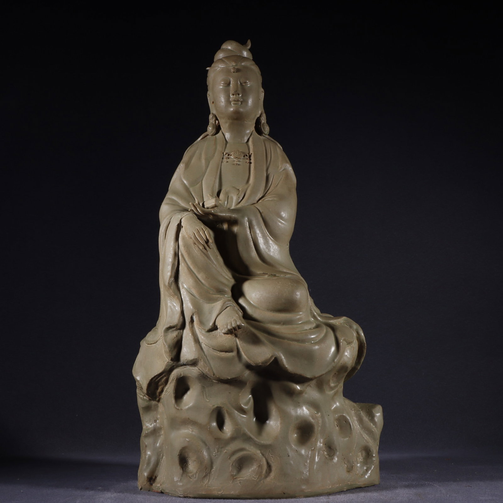 An Exquisite Yue yao Celadon Statue of Avalokitesvara (1 of 9)