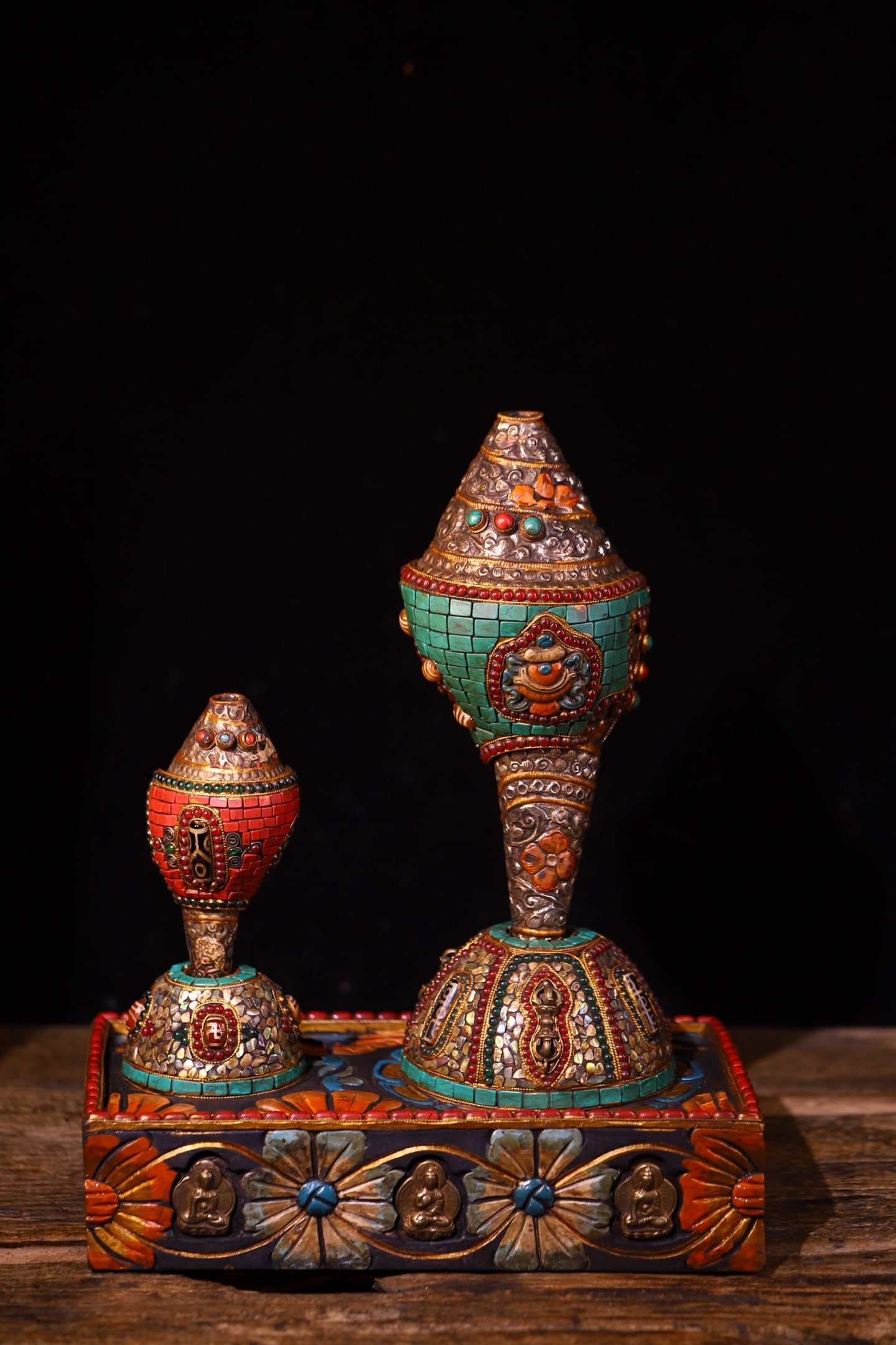 A Set of Rare Meteorite Inlaid Dzi Bead with Gems Painted Color Conch Ornaments: A Set of Rare Meteorite Inlaid Dzi Bead with Gems Painted Color Conch Ornaments,Qing Dynasty,ChinaSize:13.8inx11in,9.8inx4.3in,5.5inx2.8in,Weight:4500g一套陨石镶天&