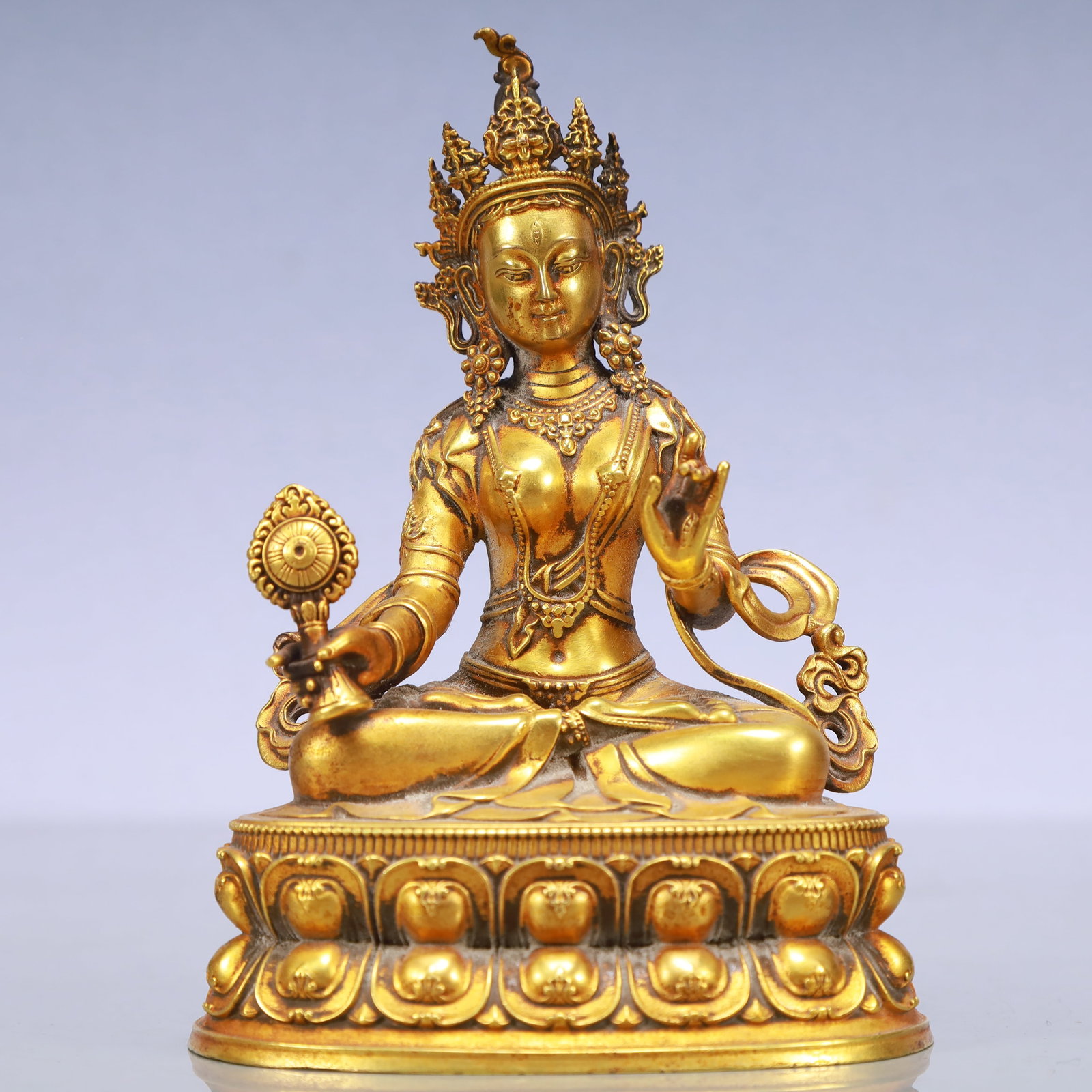 An Exquisite Gilt Bronze Statue of Avalokitesvara: An Exquisite Gilt Bronze Statue of Avalokitesvara Ming Dynasty, China Yongle Six-character Mark Size:4.3inx3.1inx5.9in Weight:1550g铜鎏金观音佛像