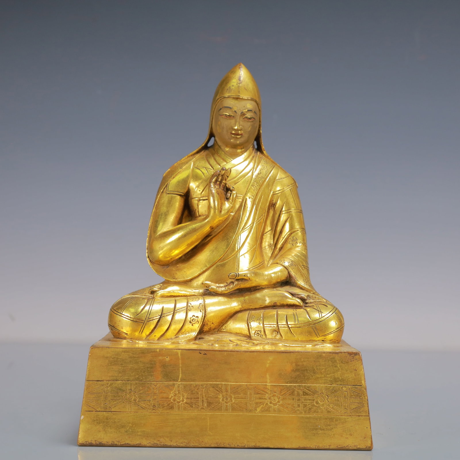 A Exquisite Gilt Bronze Statue of Tsongkhapa: A Exquisite Gilt Bronze Statue of Tsongkhapa Qing Dynasty, ChinaSize:5.9inx4.3inx8.9in Weight:3150g铜鎏金宗喀巴像 中国清代