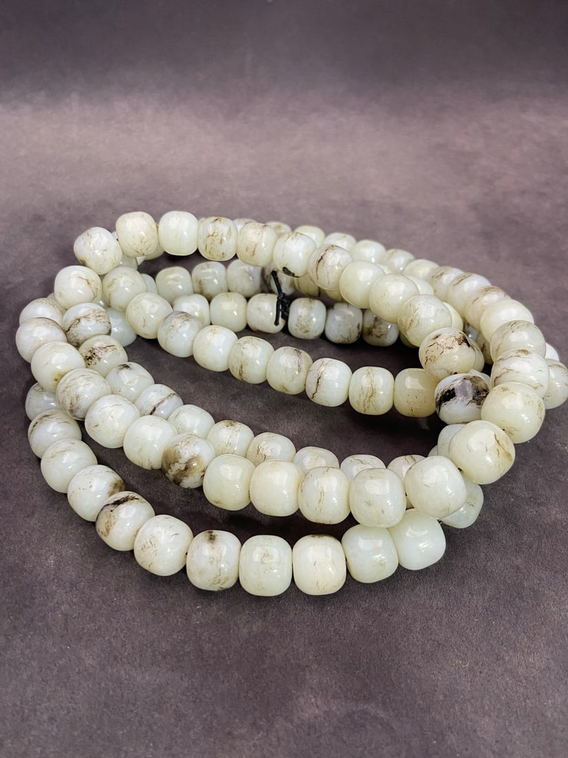 An Exquisite White Jade Bracelets: An Exquisite White Jade Bracelets,Qing Dynasty,China,Size:0.5in,Weight:398g白玉手串,中国清代,Size:1.3cm,Weight:398g