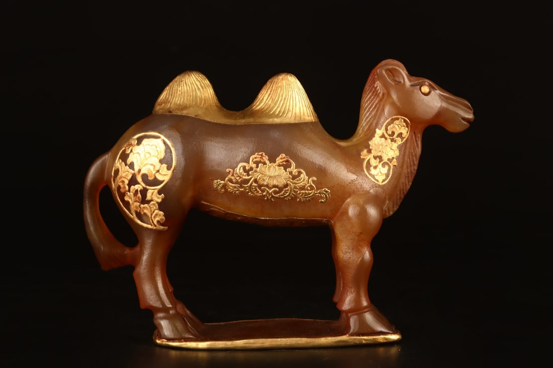 An Exquisite Agate Cover with Gold Camel Ornament: An Exquisite Agate Cover with Gold Camel Ornament,Qing
