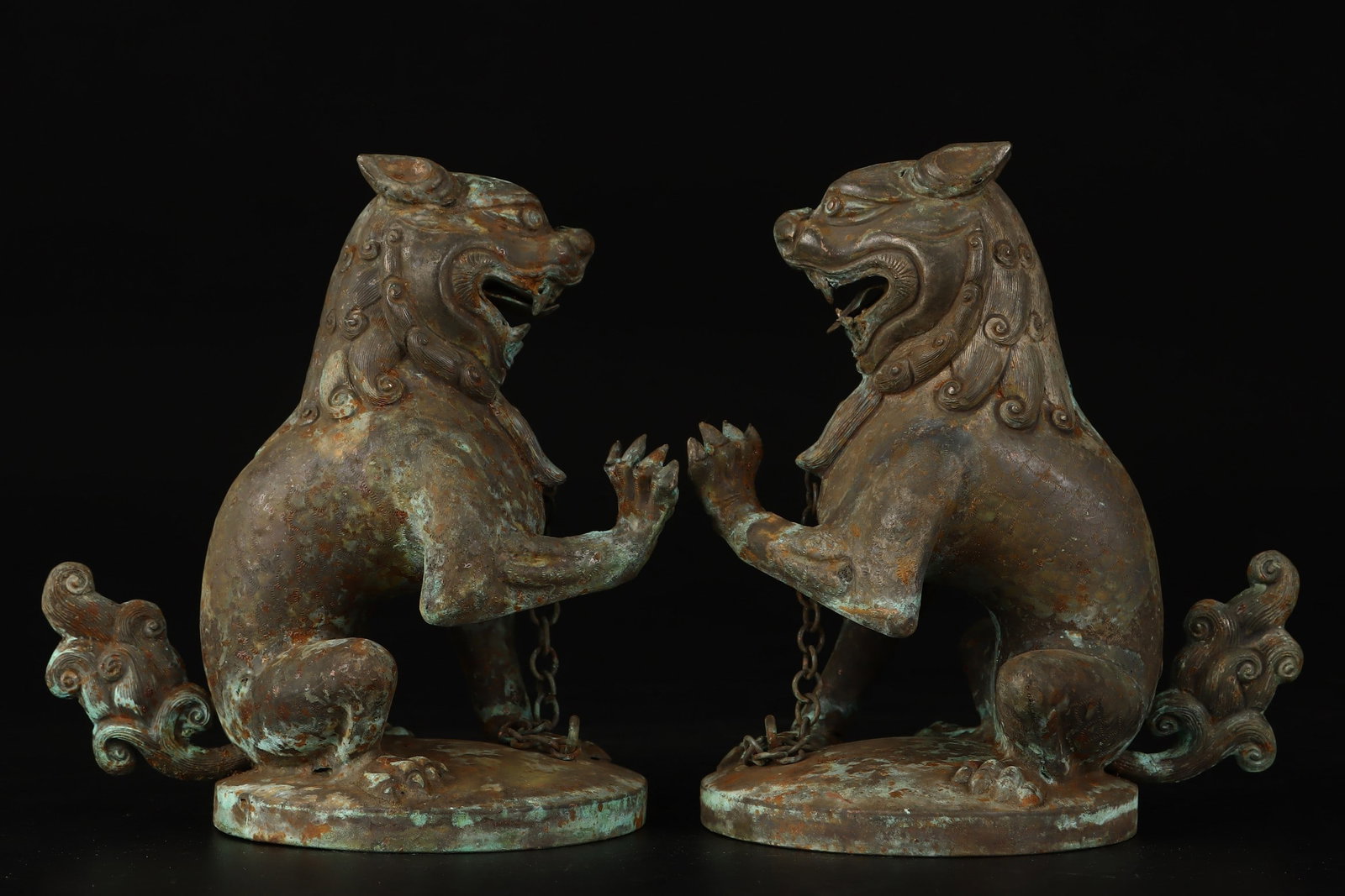 A Pair of Exquisite Silver Auspicious Beast Ornament: A Pair of Exquisite Silver Auspicious Beast Ornament,Qing Dynasty,China,Size:5.1inx3.9in,Total Weight:388g一对银瑞兽摆件,中国清代,Size