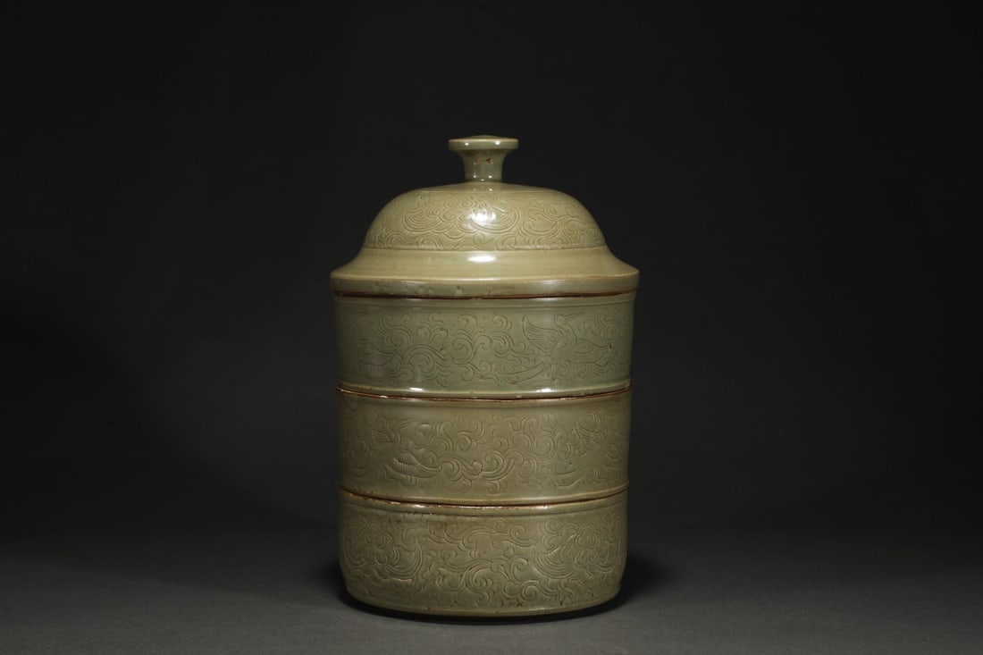 An Exquisite Yue yao Celadon Lotus Pattern Box: An Exquisite Yue yao Celadon Lotus Pattern Box Tang Dynasty, China Size:10.4inx6.3in越窑秘色青磁刻花套盒 中国唐代 Si