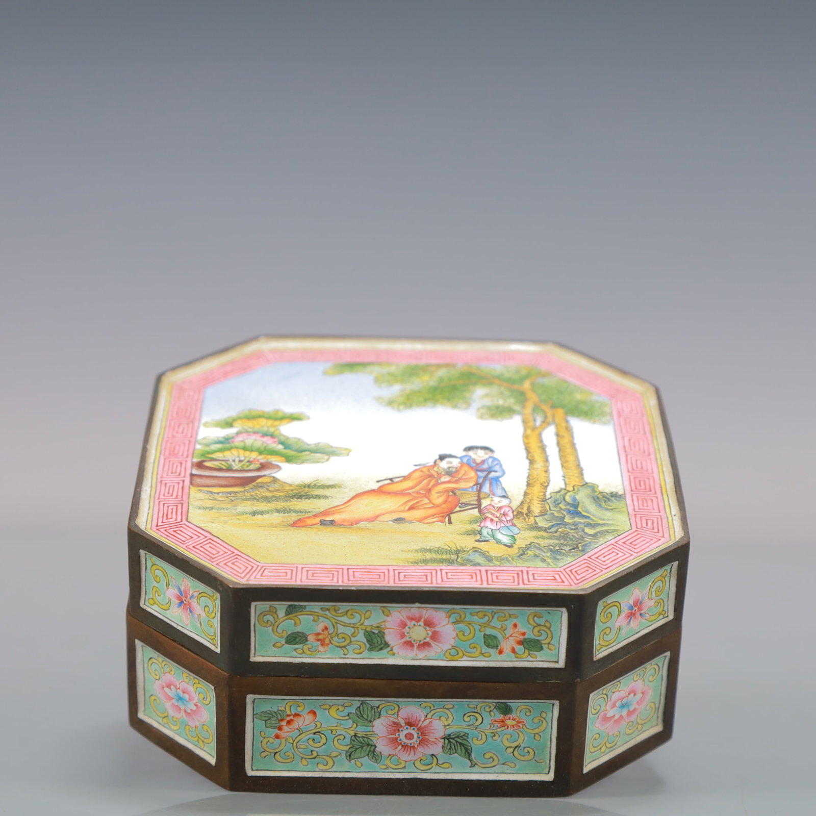 A Exquisite Coppery Enamel Flower and Butterfly Pattern Character and Story Pattern Box: A Exquisite Coppery Enamel Flower and Butterfly Pattern Character and Story Pattern Box Qing Dynasty, China Qianlong Four-character Mark Size:3.9inx1.8in Weight:600g铜珐琅彩