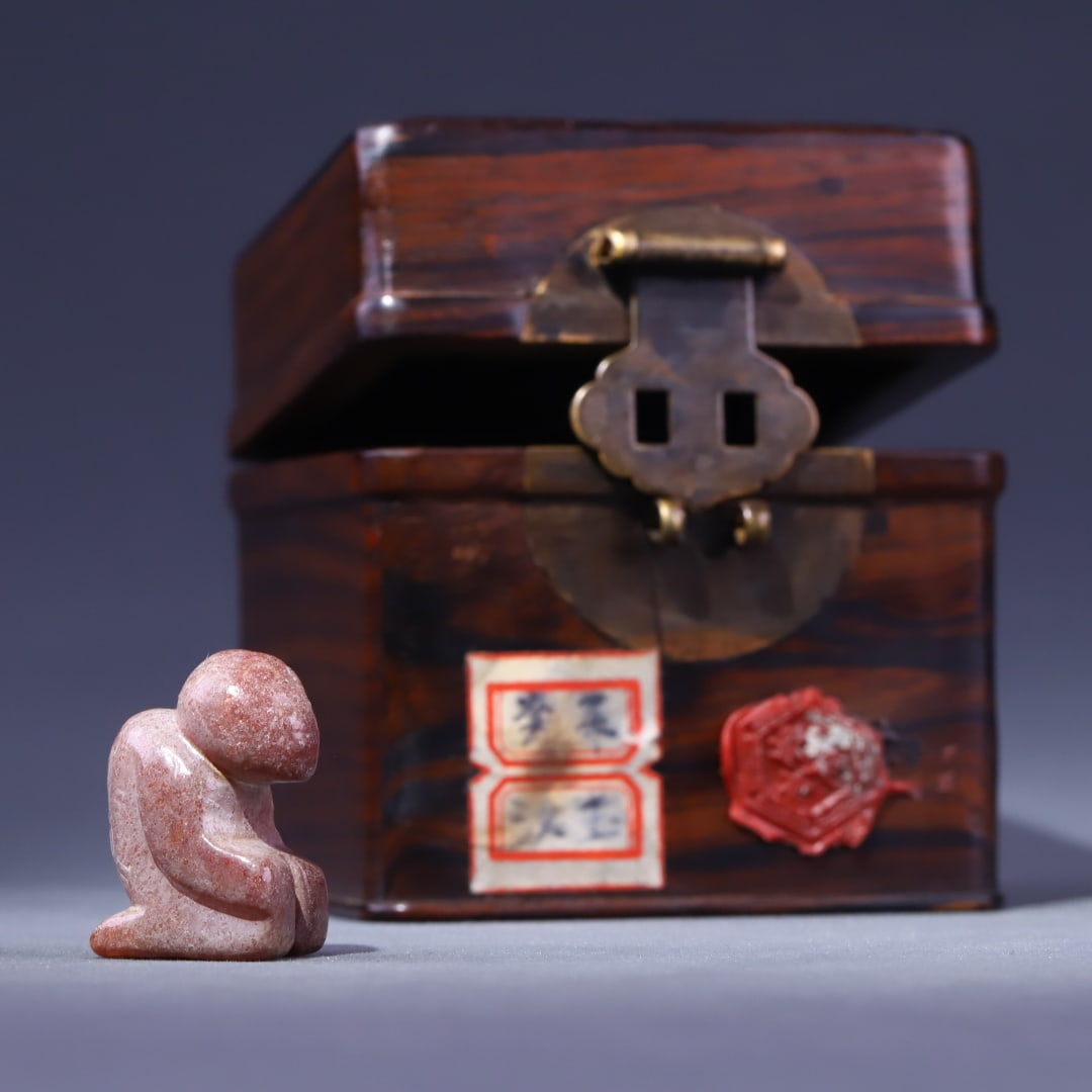 An Exquisite Archaic Jade Figure Pendant,With Zitanwood Cover Box: An Exquisite Archaic Jade Figure Pendant,With Zitanwood Cover Box,Qing Dynasty, ChinaSize:1.2inx0.9inx0.6in,Weight:16.3g高古玉人物挂件,配紫檀