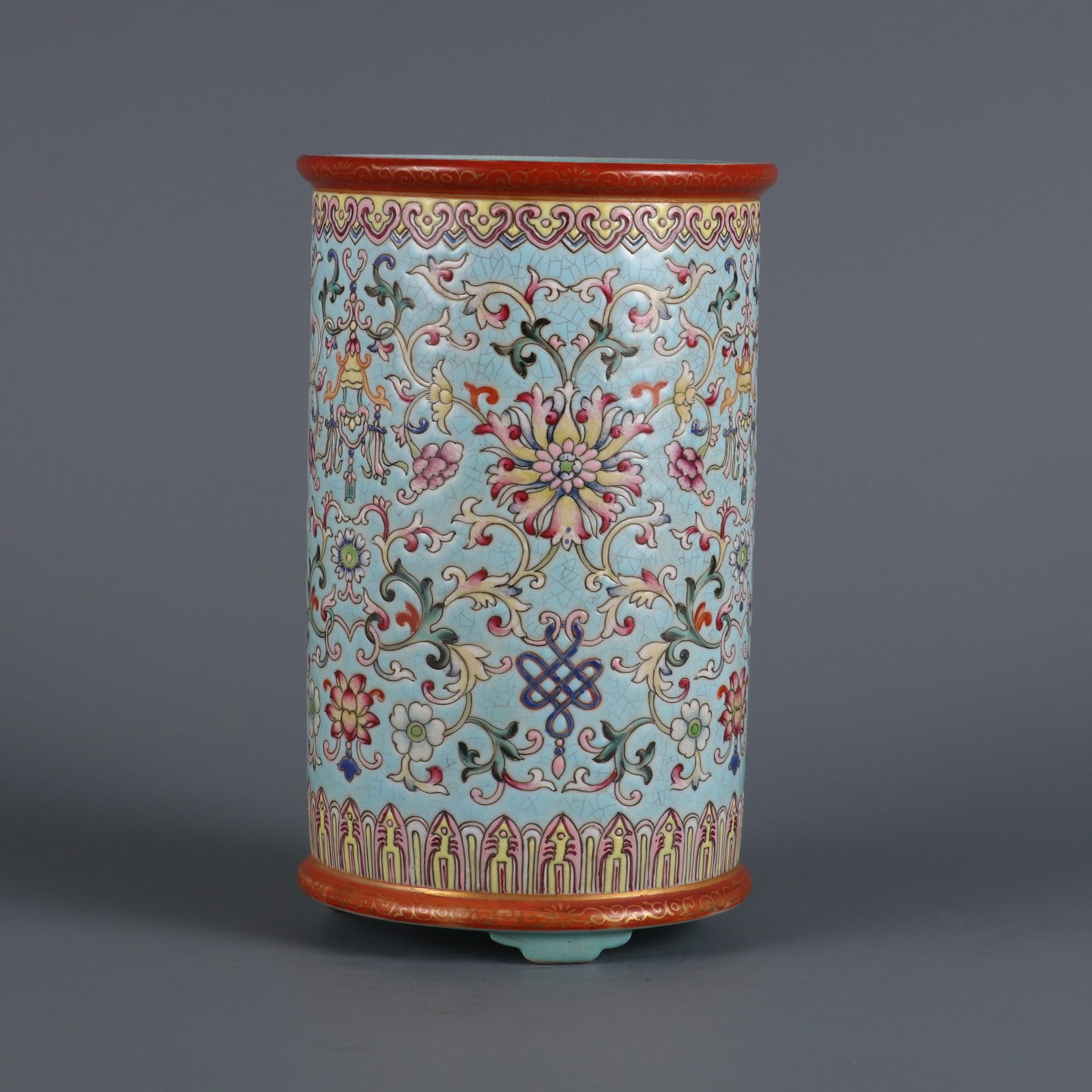 An Exquisite Famille-Rose Green Ground Lotus Pattern Brush Pot: An Exquisite Famille-Rose Green Ground Lotus Pattern Brush Pot Qing Dynasty, China Size:5.9inx3.6in粉彩绿地缠枝莲纹笔筒 中国