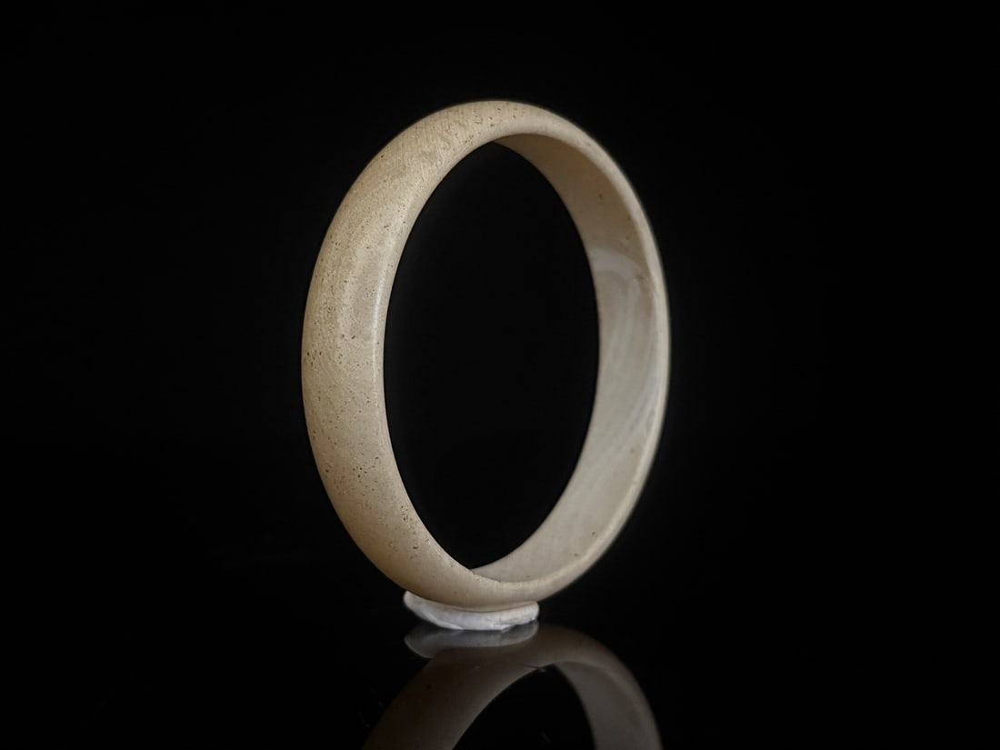 An Exquisite White Jade Bracelets: An Exquisite White Jade Bracelets,Qing Dynasty,China,Size:3.1inx0.5x26.4in,Weight:35g白玉手镯,中国清代,Size:7.8cmx0.5x67cm,Weight:35g