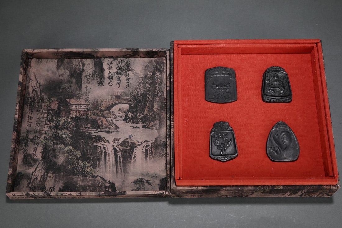 A Set of Fine Eaglewood Beast-Face and Buddha Statua Pattern Pendants: A Set of Fine Eaglewood Beast-Face and Buddha Statua Pattern Pendants,Qing Dynasty,ChinaSize:2.1inx0.5inx2.7in一套沉香木兽面佛像纹挂&#