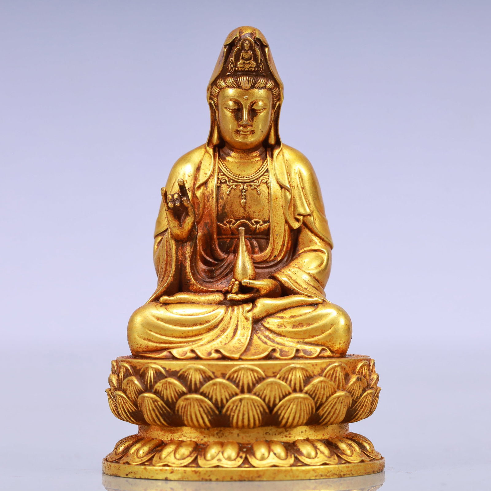 An Exquisite Gilt Bronze Statue of Avalokitesvara: An Exquisite Gilt Bronze Statue of Avalokitesvara Ming Dynasty, China Yongle Six-character Mark Size:2.2inx1.8inx3.7in Weight:569g铜鎏金观音佛像