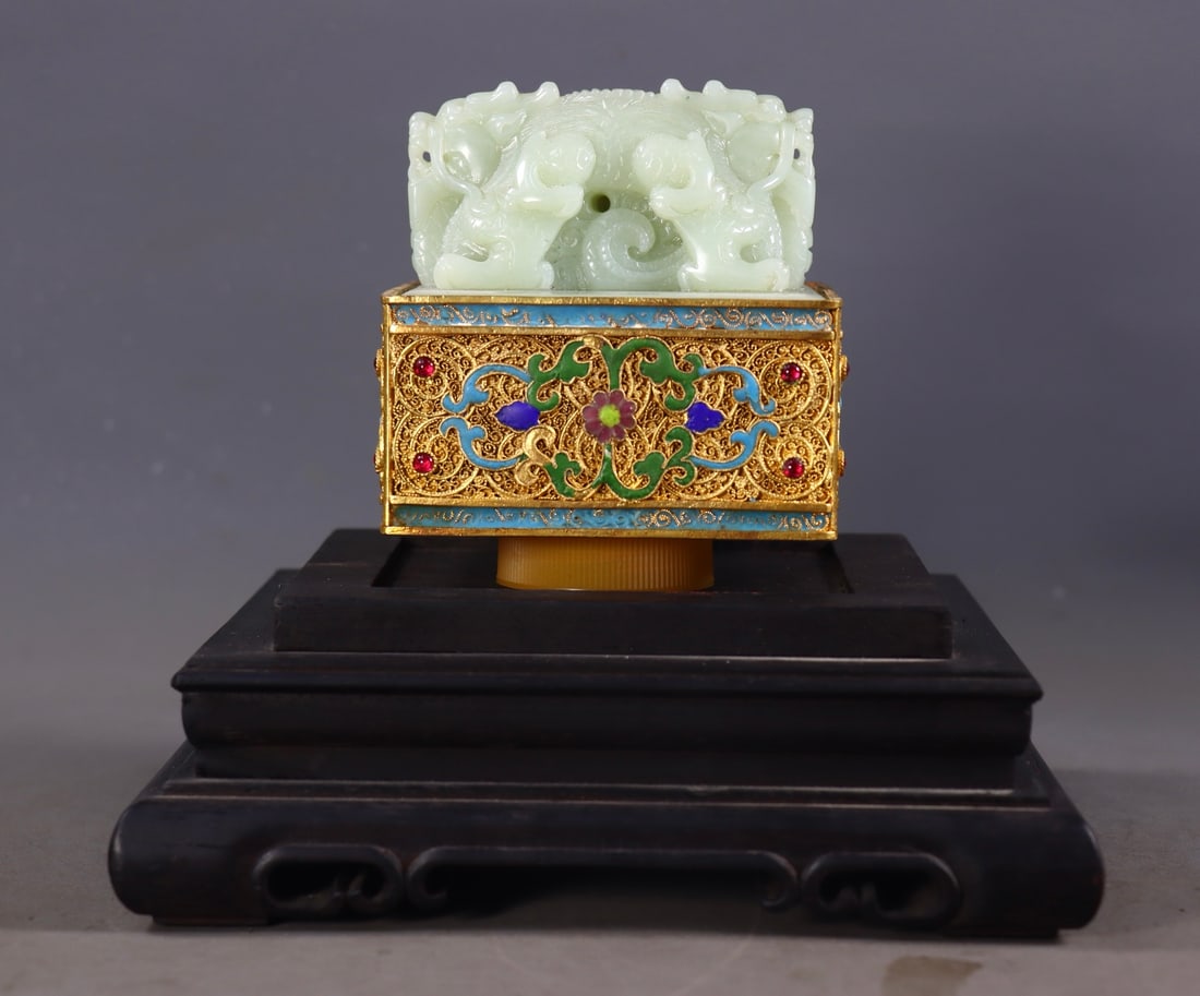 An Exquisite White Jade Cover with Gold Dragon-Shaped Seal,Inlaid Gems: An Exquisite White Jade Cover with Gold Dragon-Shaped Seal,Inlaid Gems,Qing Dynasty,China,Size:3.9inx3.9in,Weight:1818g白玉包金龙形印章,嵌宝