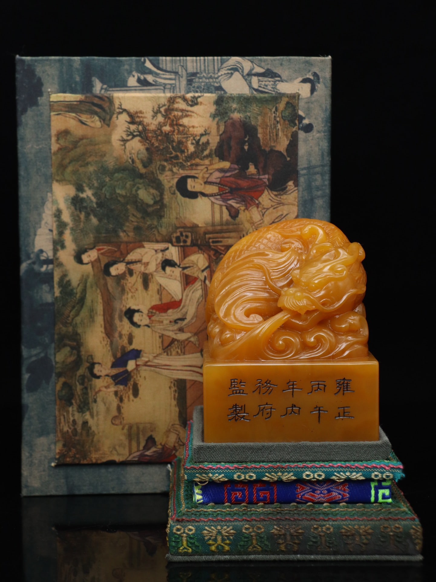 An Exquisite Tianhuang Stone Dragon Pattern Seal: An Exquisite Tianhuang Stone Dragon Pattern Seal,Qing Dynasty, China,Yongzheng Mark,Size:3.5inx2.7inx2.7in,Weight:673g田黄石龙纹印章,中国清&