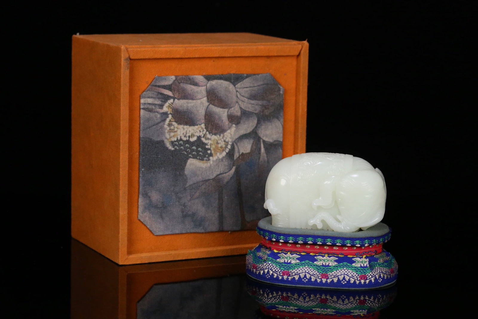 An Exquisite White Jade Auspicious Cloud Pattern Elephant Ornament (1 of 9)