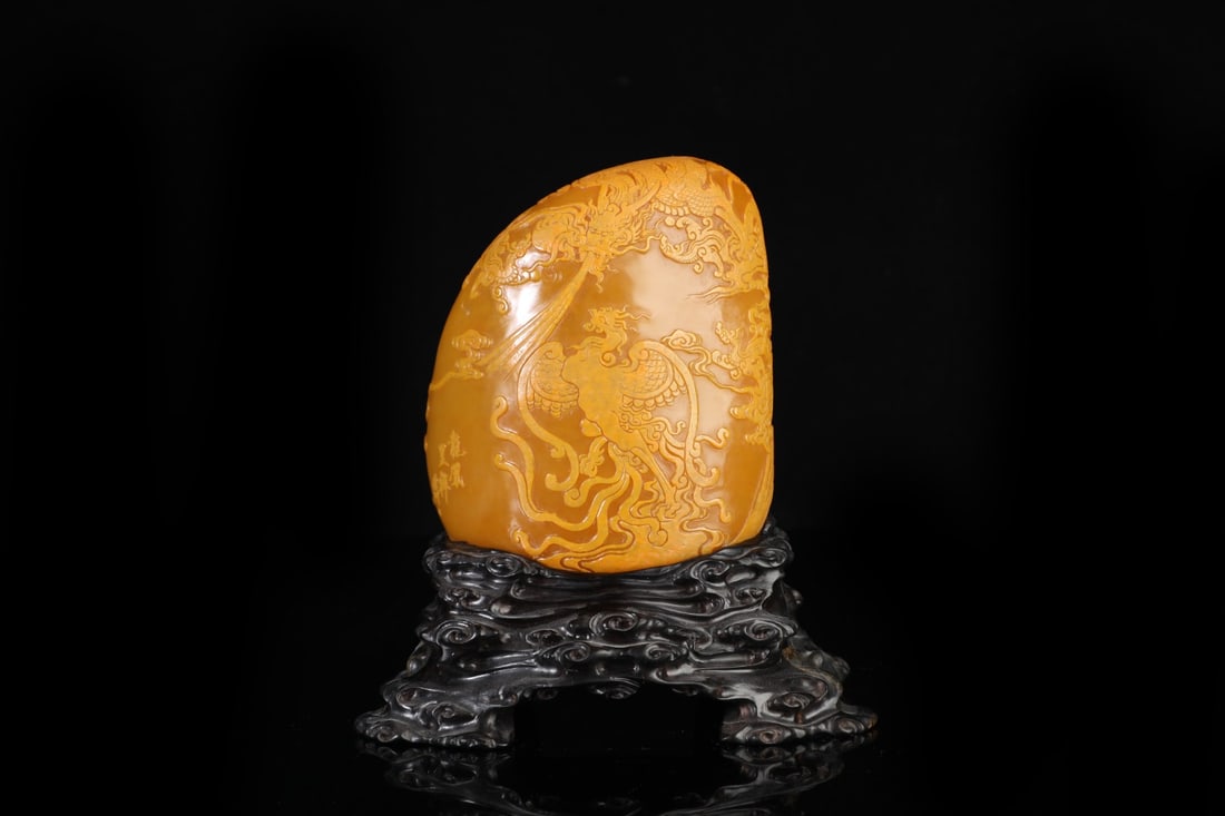 An Exquisite Shoushan Stone Dragon and Phoenix Pattern Ornament: An Exquisite Shoushan Stone Dragon and Phoenix Pattern Ornament Qing Dynasty, China Size:5.1inx4.1inx2.8in Weight:1541g寿山石龙凤摆件 中国清