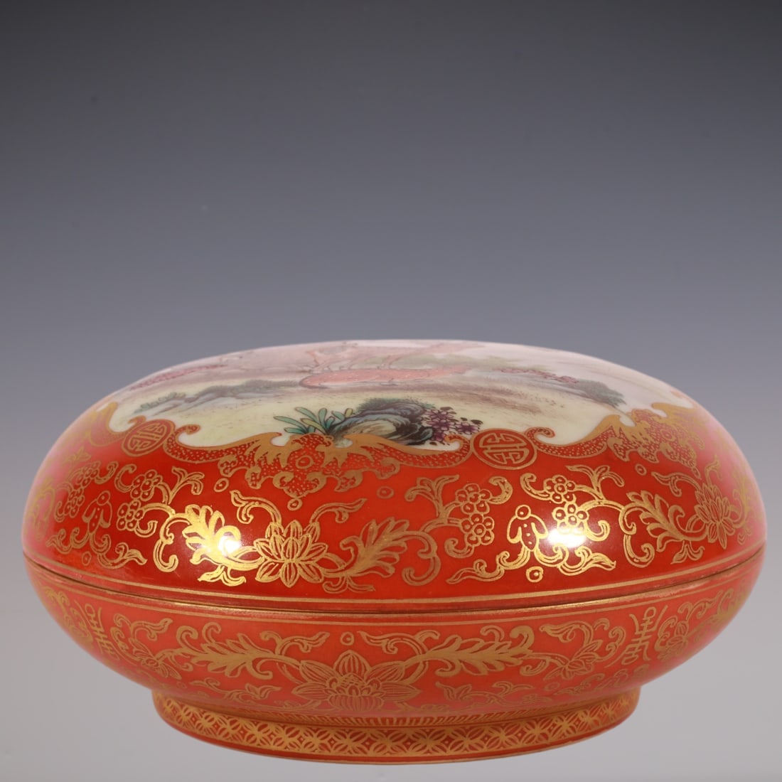 An Exquisite Famille-Rose Iron-Red Painted Gold Lotus Pattern Bats and Peach Pattern Deer Pattern: An Exquisite Famille-Rose Iron-Red Painted Gold Lotus Pattern Bats and Peach Pattern Deer Pattern Box Qing Dynasty, China Qianlong Four-character Mark Size:2inx4in粉彩矾红ÿ