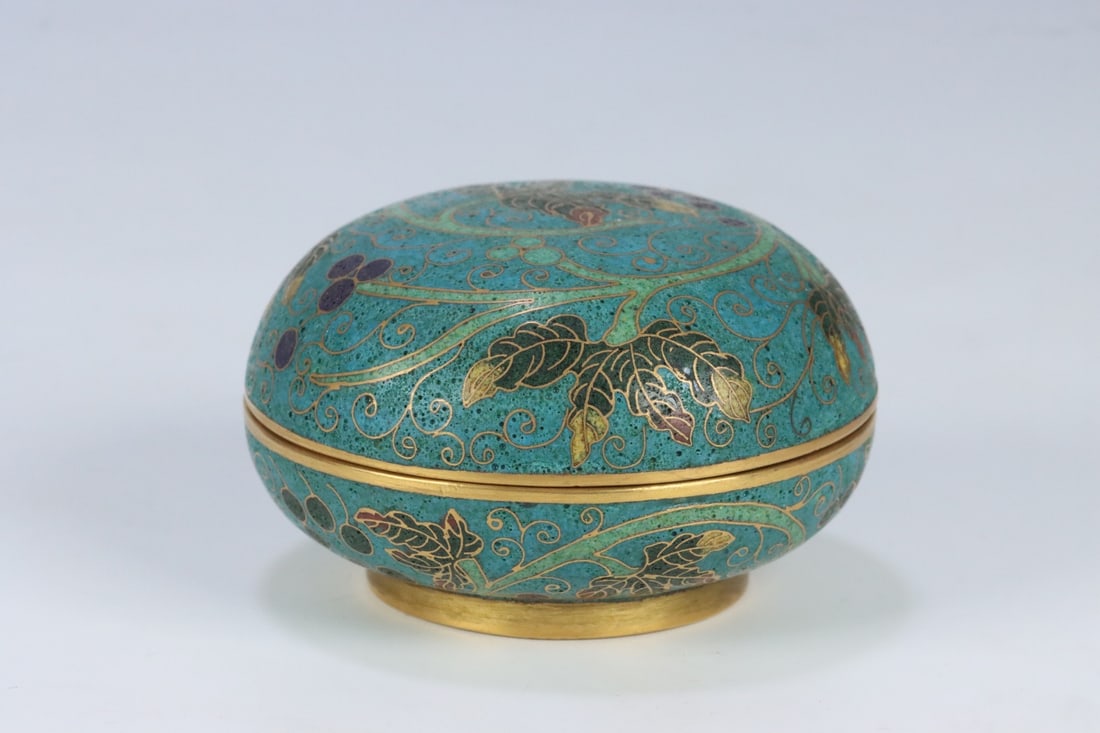 An Exquisite Cloisonne Grapes Pattern Cover Box (1 of 9)