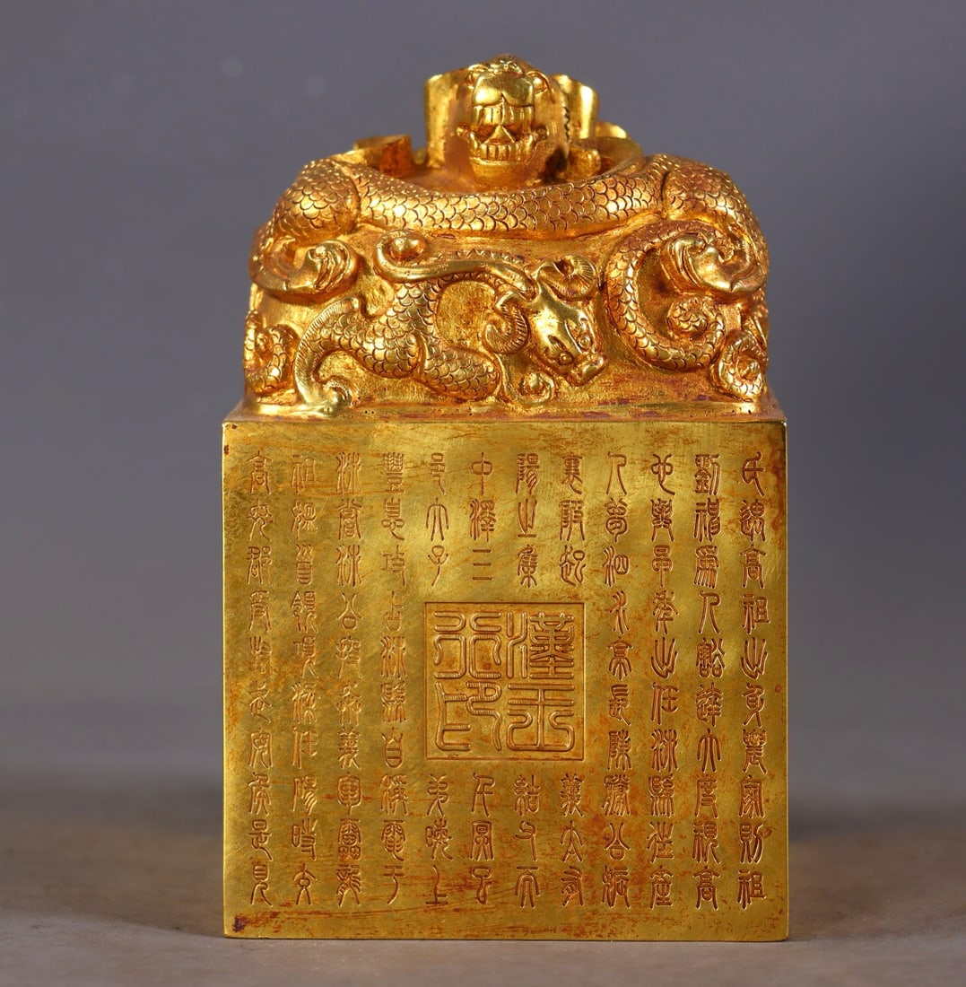 An Exquisite Gilt Bronze Dragon Pattern Seal,With Poem: An Exquisite Gilt Bronze Dragon Pattern Seal,With Poem,Qing Dynasty,China,Size:5.7inx3.5inx3.1in,Weight:5652g铜鎏金龙纹印章,带诗文,中&