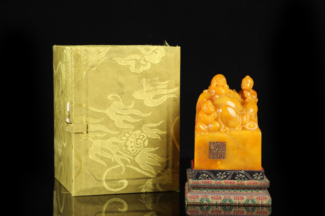 An Exquisite Shoushan Stone Statue of Maitreya Buddha Seal: An Exquisite Shoushan Stone Statue of Maitreya Buddha Seal Qing Dynasty, China Size:4.3inx3.1inx3.1in Weight:1210g寿山石童子戏弥勒钮印౉