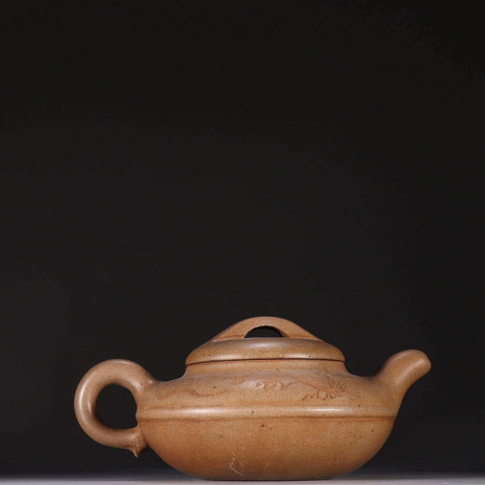 An Exquisite Purple Sands Flower Pattern Teapot: An Exquisite Purple Sands Flower Pattern Teapot the Republic of China Size:3.5inx7.2in紫砂线圆壶 民国 Size:9cmx18.2cm