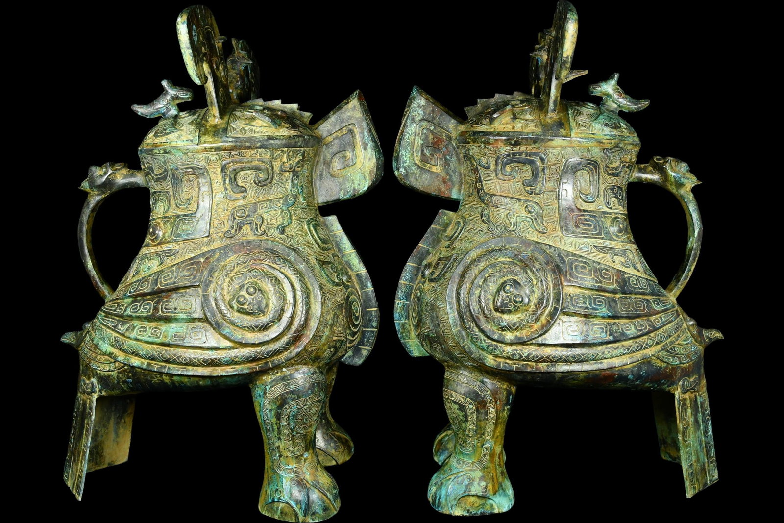 A Pair of Archaic Bronze Beast-Face Pattern Bird-Shaped Food Vessels,With Inscription: A Pair of Archaic Bronze Beast-Face Pattern Bird-Shaped Food Vessels,With Inscription,Qing Dynasty, China,Size:27.2inx20.5in,Weight:48900g一对青铜兽面纹࿏
