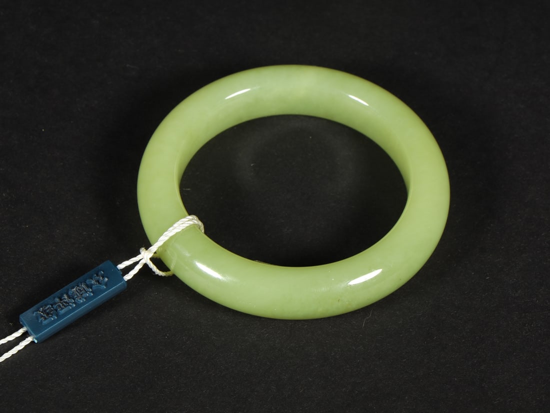 An Exquisite Yellow Jade Bracelets: An Exquisite Yellow Jade Bracelets,Qing Dynasty,China,Size:2.1inx2.9in,Weight:63g黄玉手镯,中国清代,Size:5.3cmx7.3cm,Weight:63g