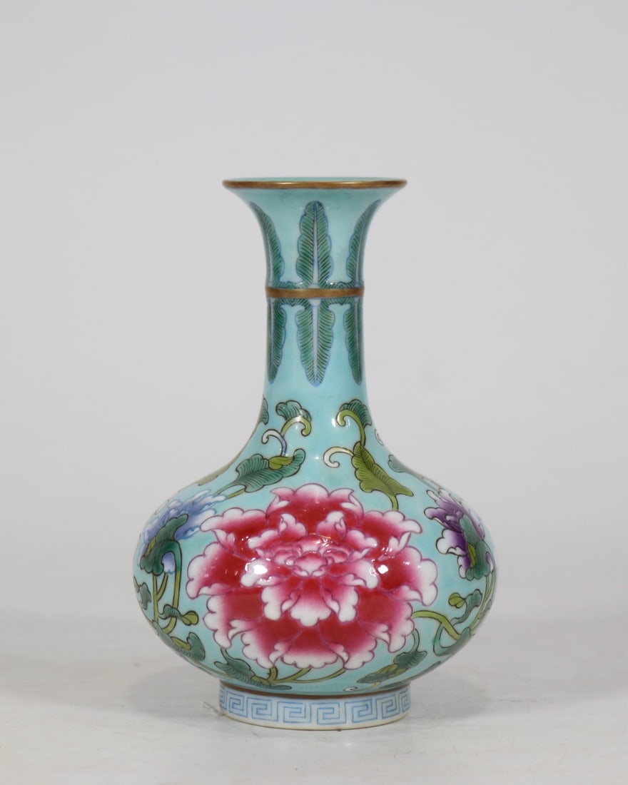 An Exquisite Turquoise Ground Famille-Rose Painted Gold Flower Pattern Vase: An Exquisite Turquoise Ground Famille-Rose Painted Gold Flower Pattern Vase,Qing Dynasty,China,Kangxi Four-character Mark,Size:5.7inx3.9in松石绿地粉彩描ດ