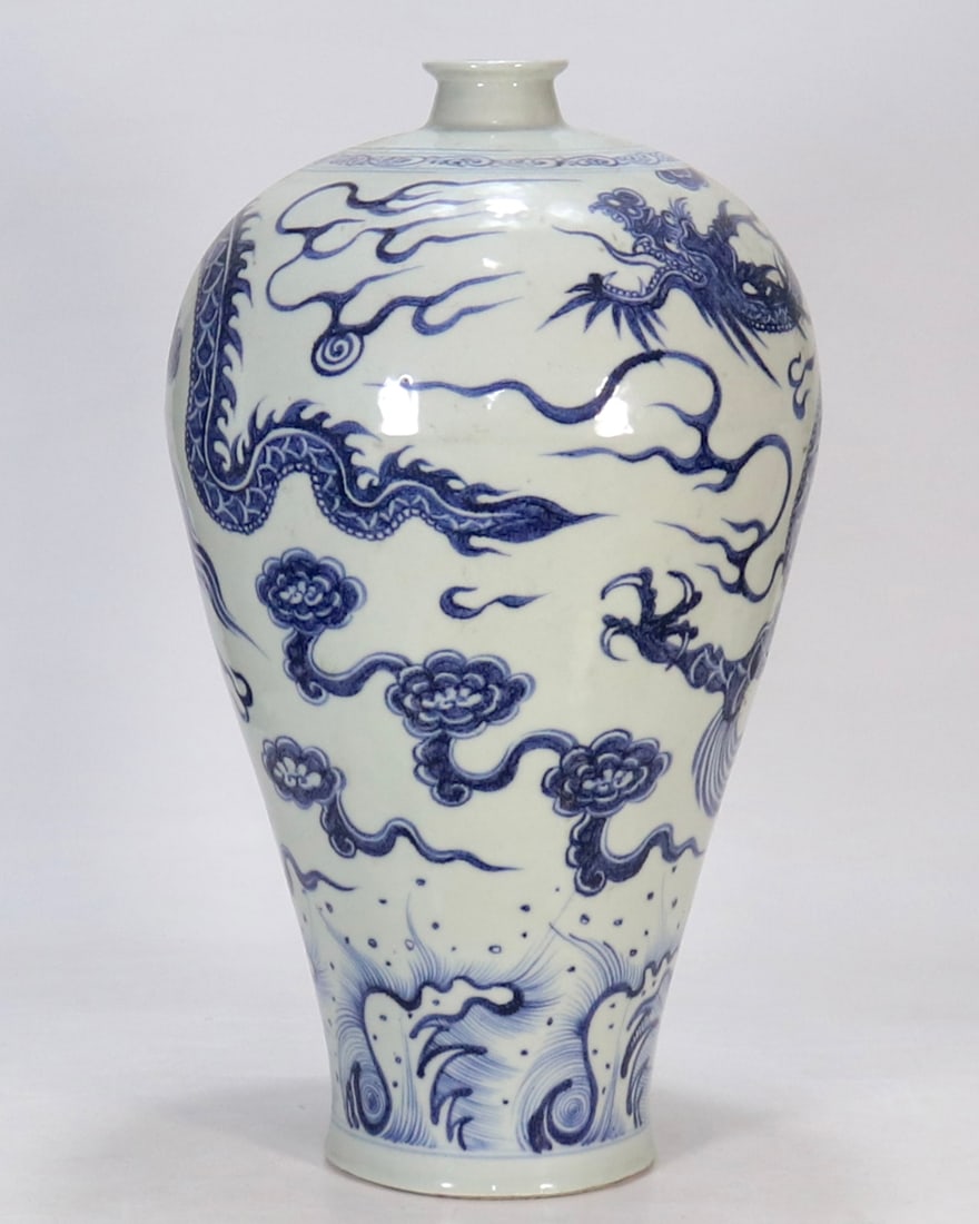 A Huge Blue and White Auspicious Cloud and Dragon Pattern Vase: A Huge Blue and White Auspicious Cloud and Dragon Pattern Vase,Yuan Dynasty,China,Size:16.6in青花祥云龙纹瓶,中国元代,Size:42.2cm