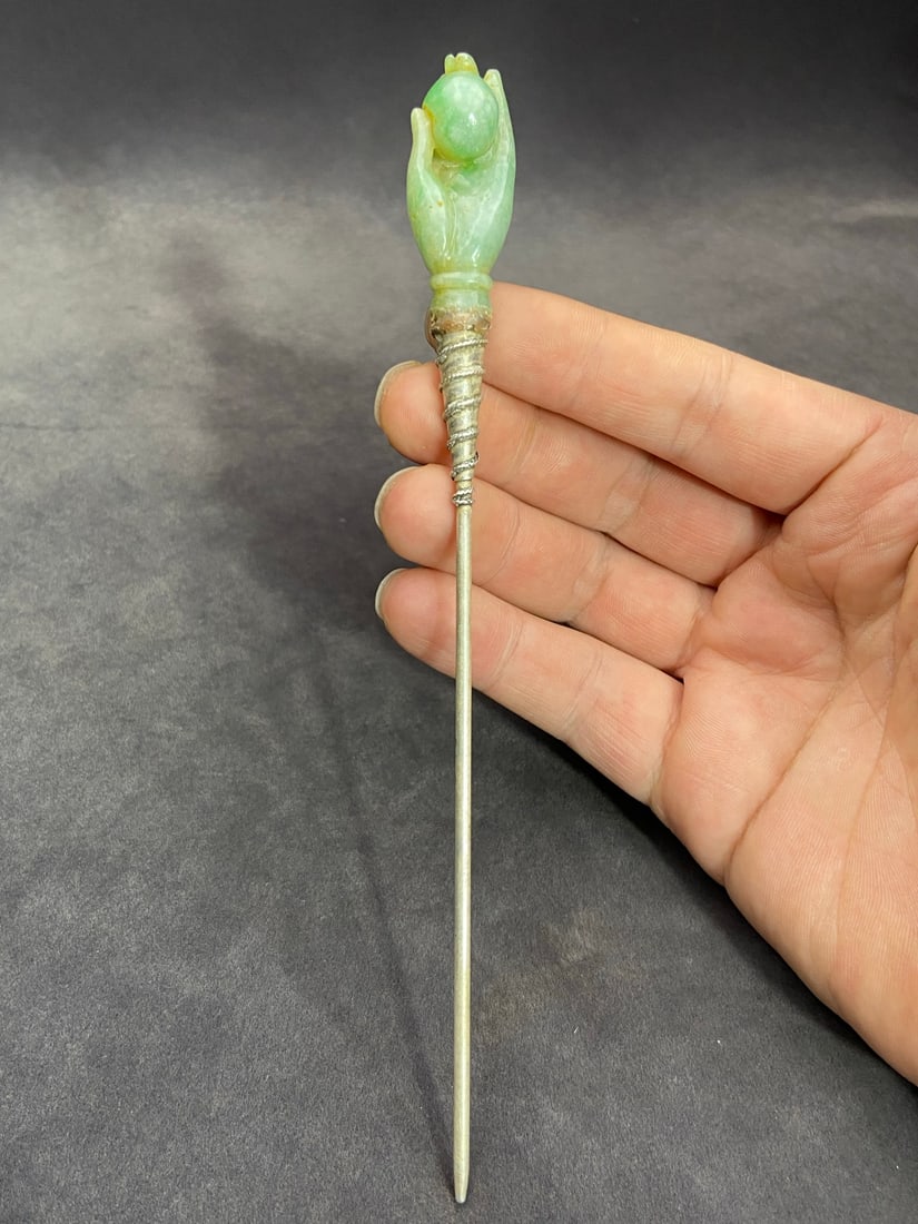 An Exquisite Jadeite Bergamot-Shaped Hairpin: An Exquisite Jadeite Bergamot-Shaped Hairpin,Qing Dynasty,China,Size:5.1inx0.6inx0.6in,Weight:20g翡翠佛手形发簪,中国清代,Size:13cmx1.6